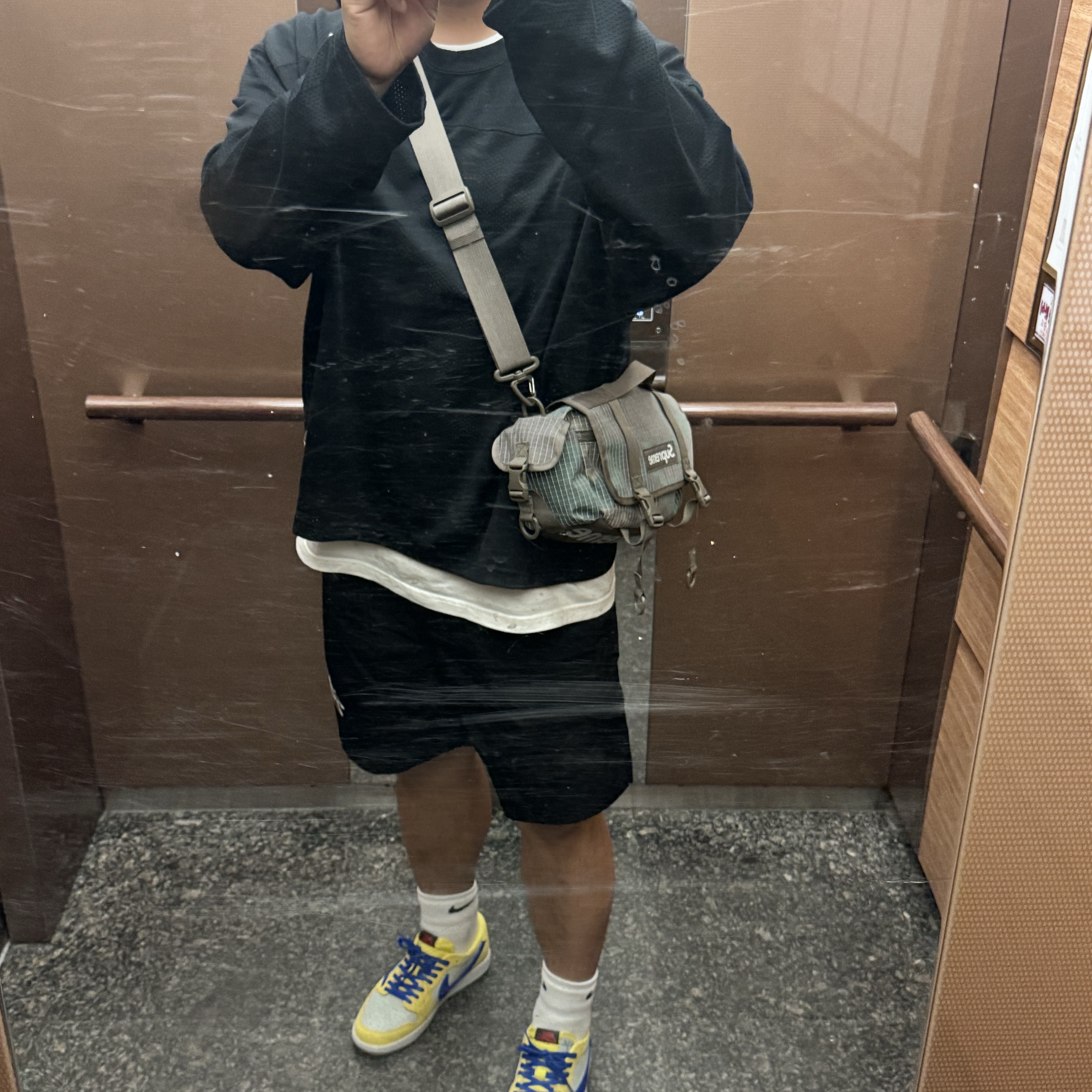 (W) Jordan 1 x Travis Scott Retro Low OG SP Canary, Nike x Stussy Long Sleeve Top Black (FJ9164-010) 착용 스타일 - 1