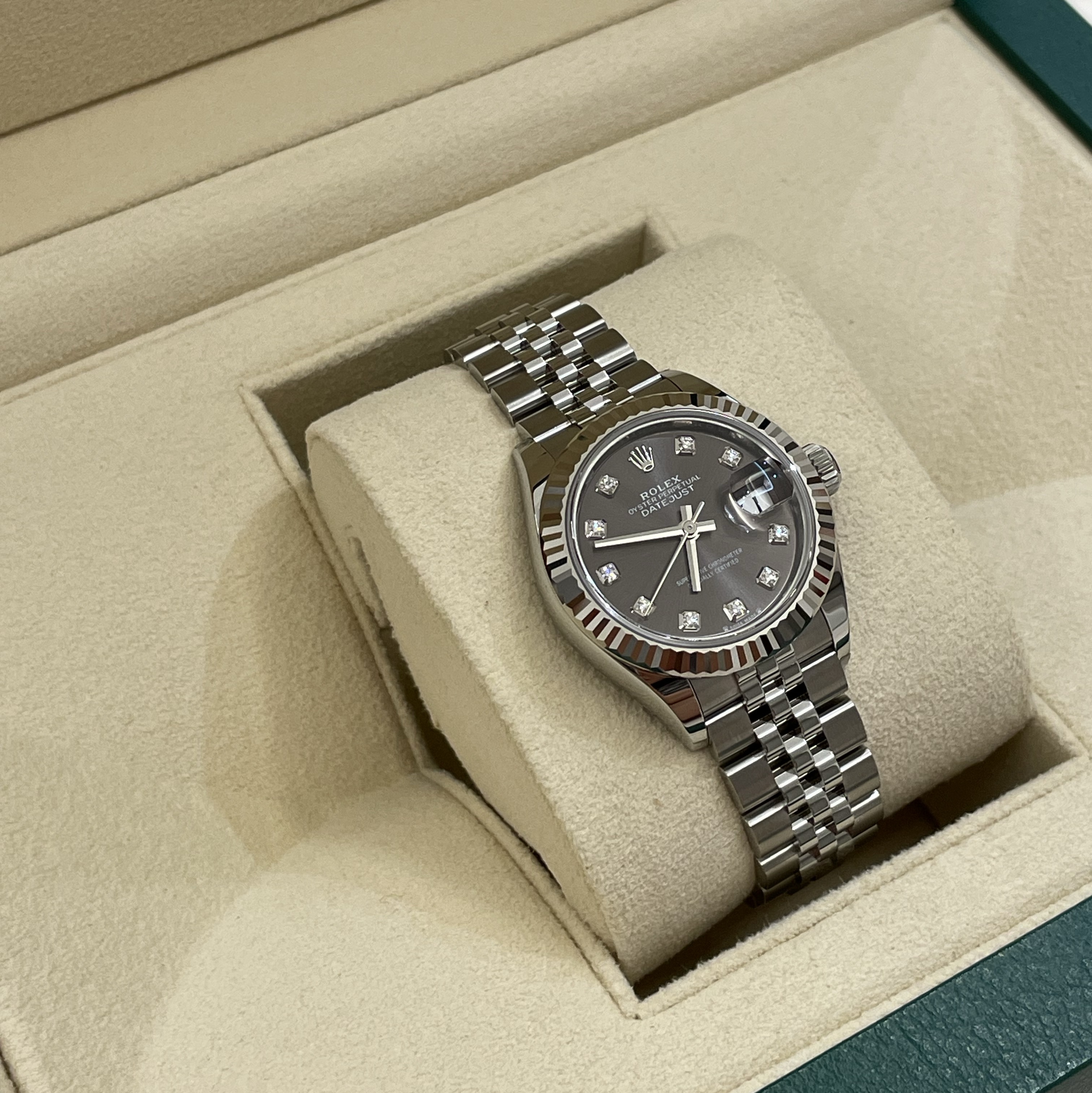 Rolex Lady-Datejust 28mm 279174 Dark Grey Diamond-Set Jubilee 착용 스타일