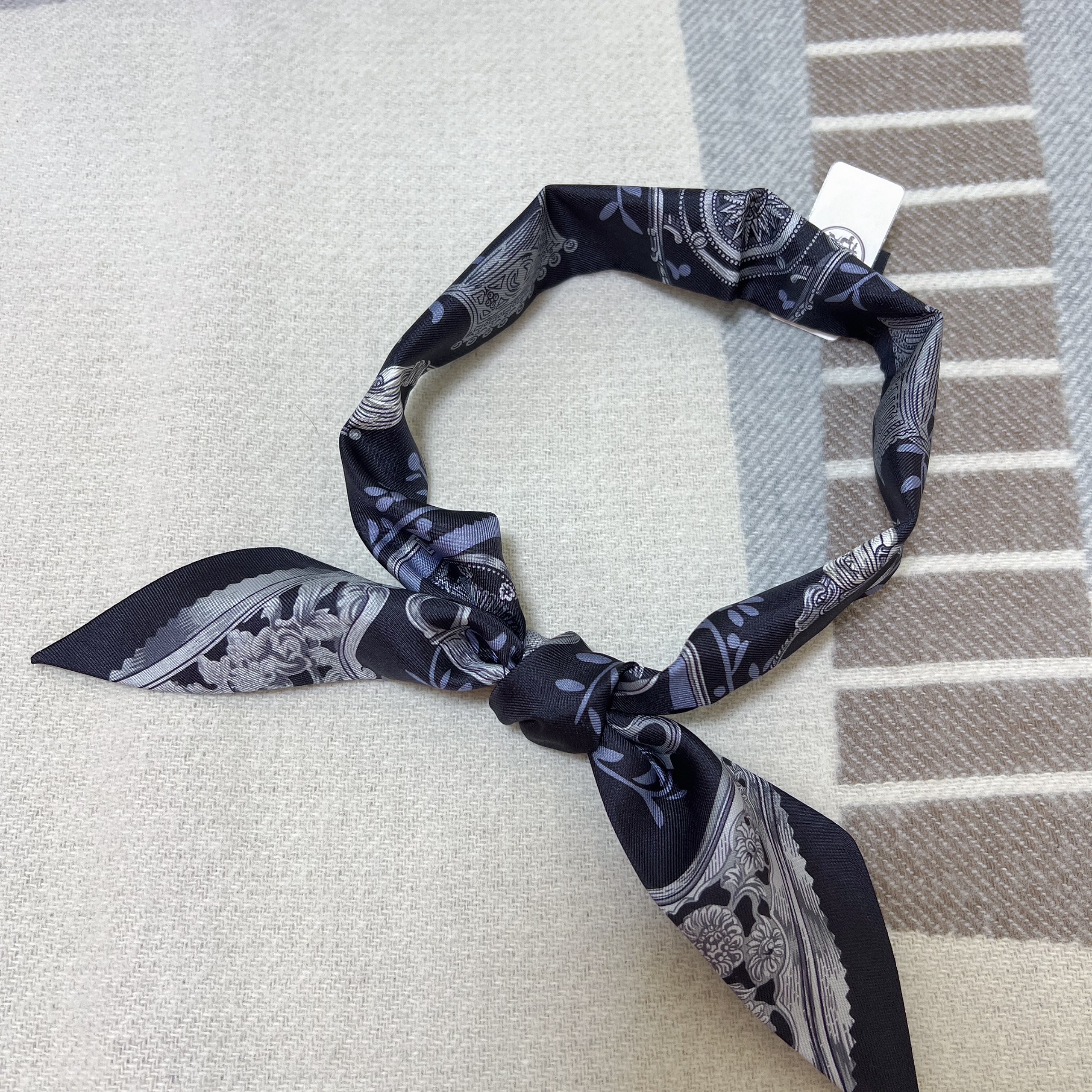 (W) Hermes Etiers Remix Twilly Noir Ciel Argent 착용 스타일 - 5