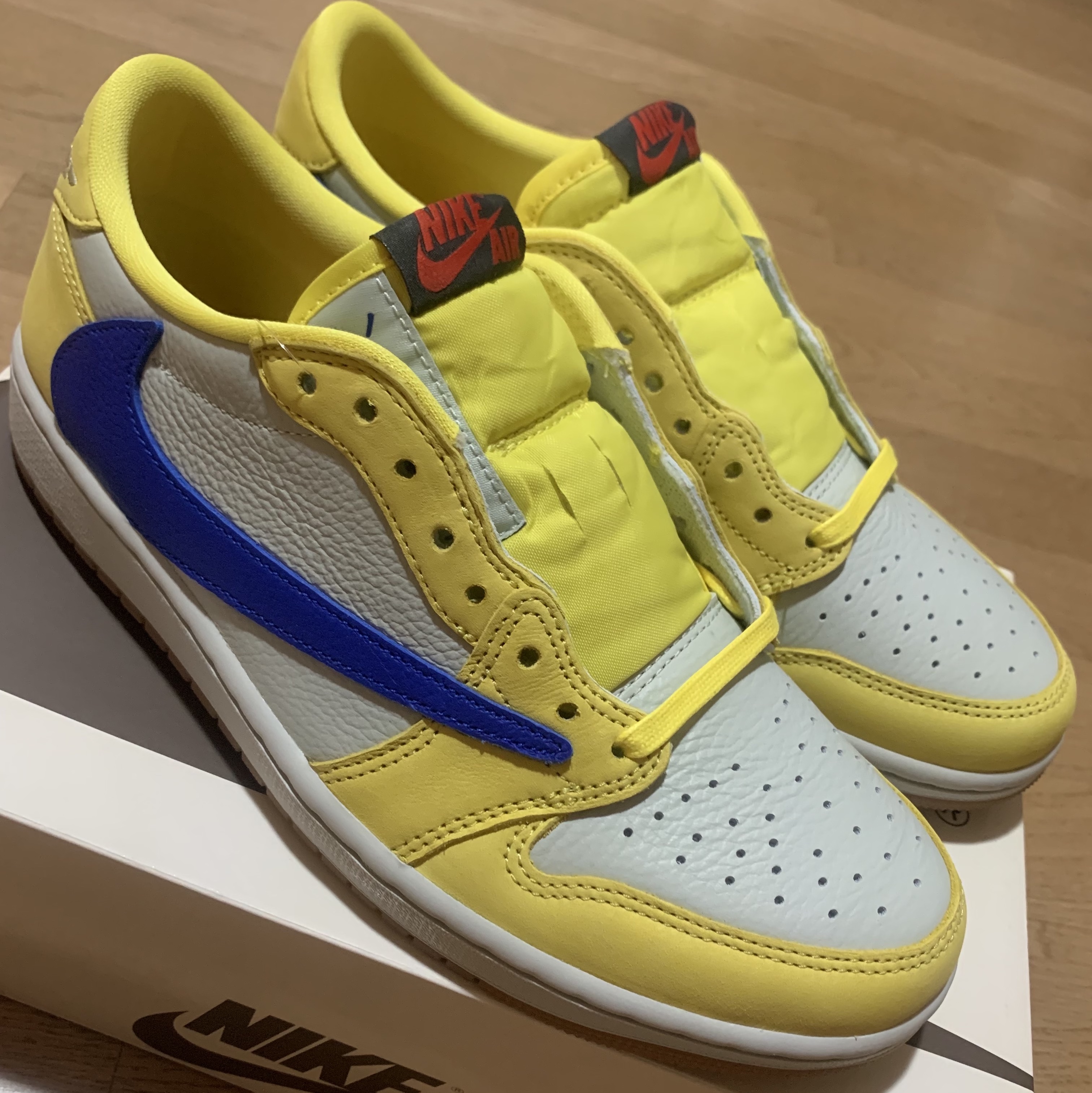 (W) Jordan 1 x Travis Scott Retro Low OG SP Canary 착용 스타일 - 2