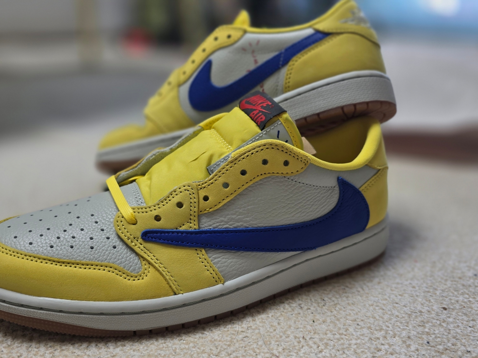 (W) Jordan 1 x Travis Scott Retro Low OG SP Canary 착용 스타일 - 3