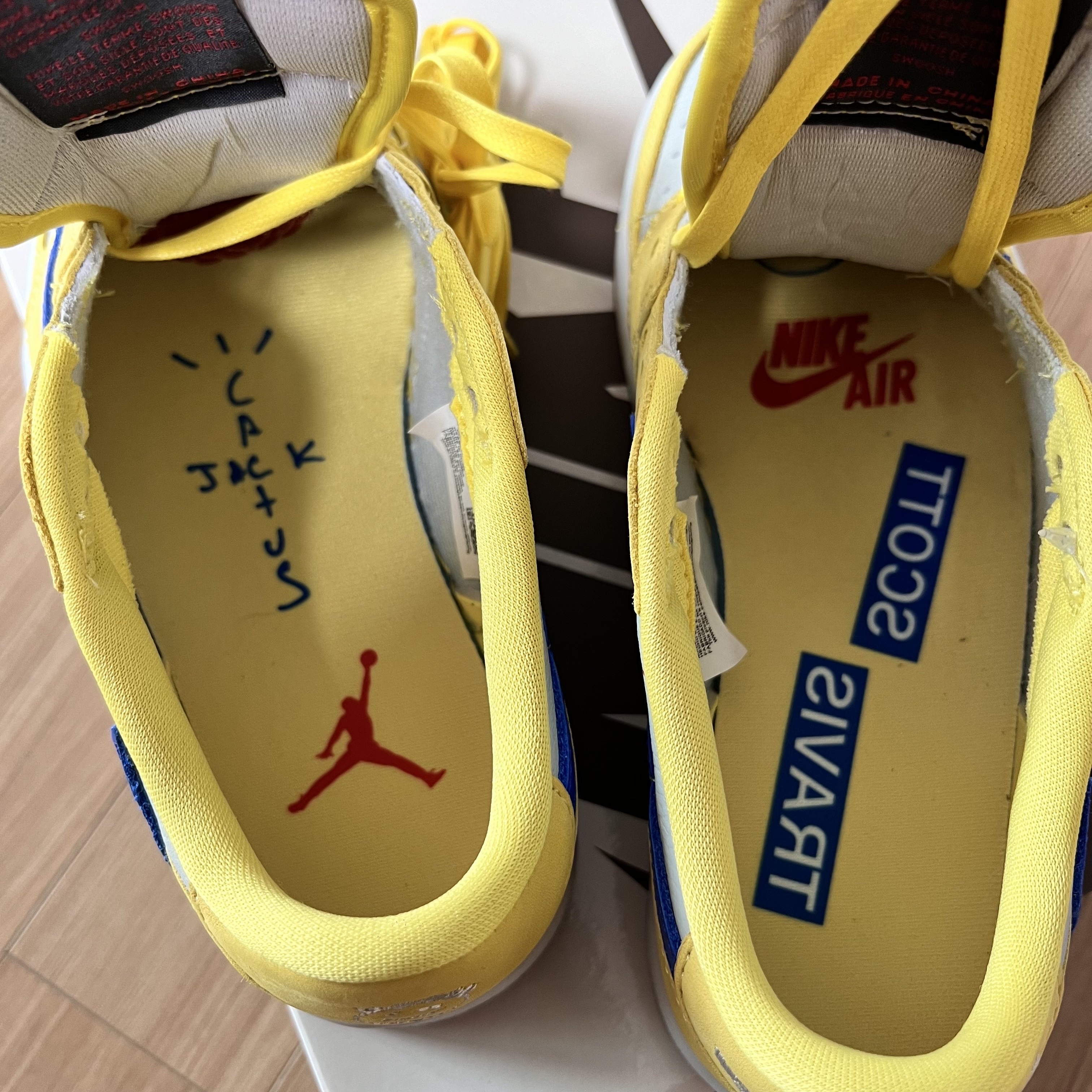 (W) Jordan 1 x Travis Scott Retro Low OG SP Canary 착용 스타일 - 3