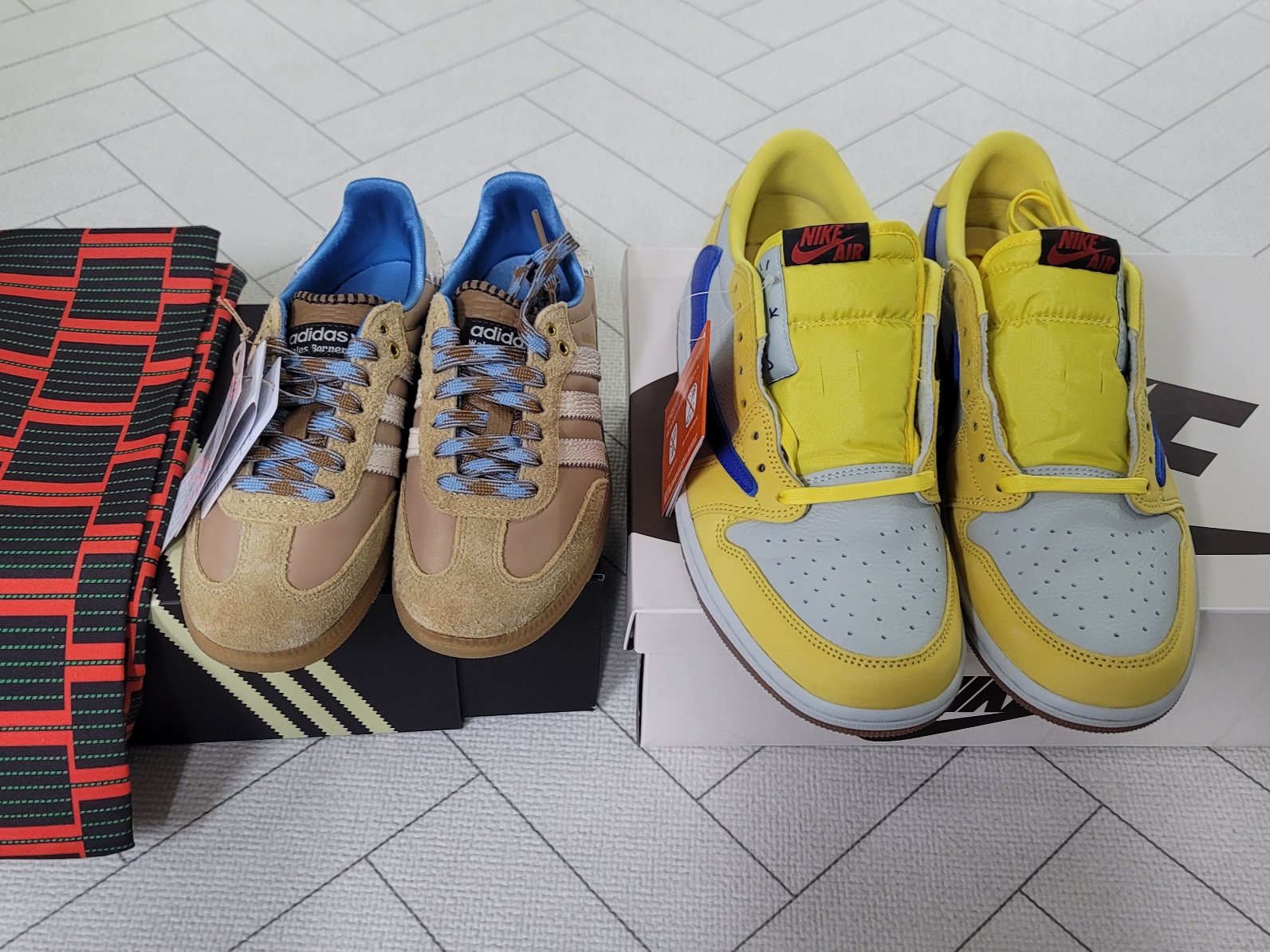 (W) Jordan 1 x Travis Scott Retro Low OG SP Canary, Adidas x Wales Bonner Samba Supplier Colour Wonder White 착용 스타일 - 3