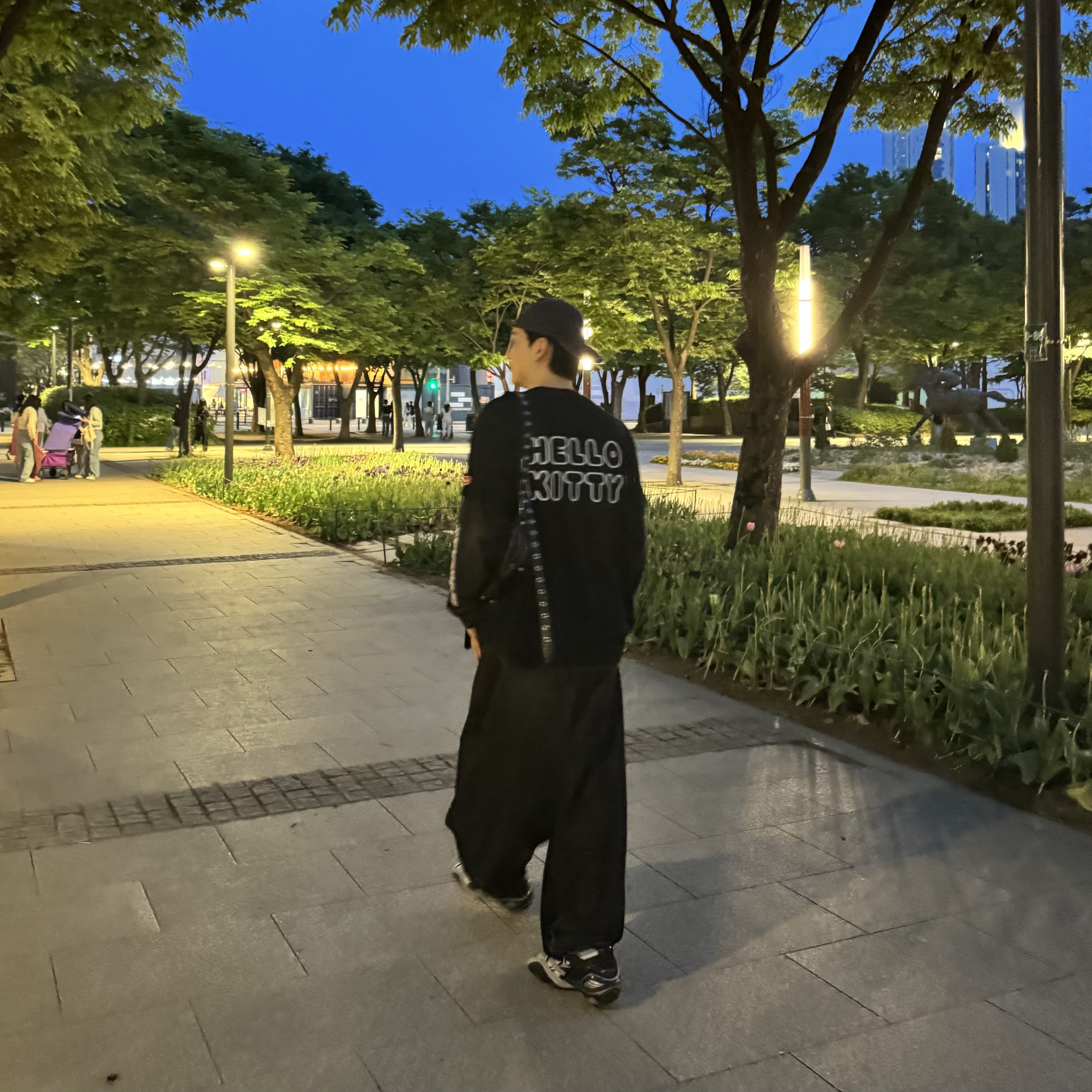 Balenciaga Tyrex Sneakers Black Grey, Open Yy x Hello Kitty T-Shirt Black 착용 스타일 - 2
