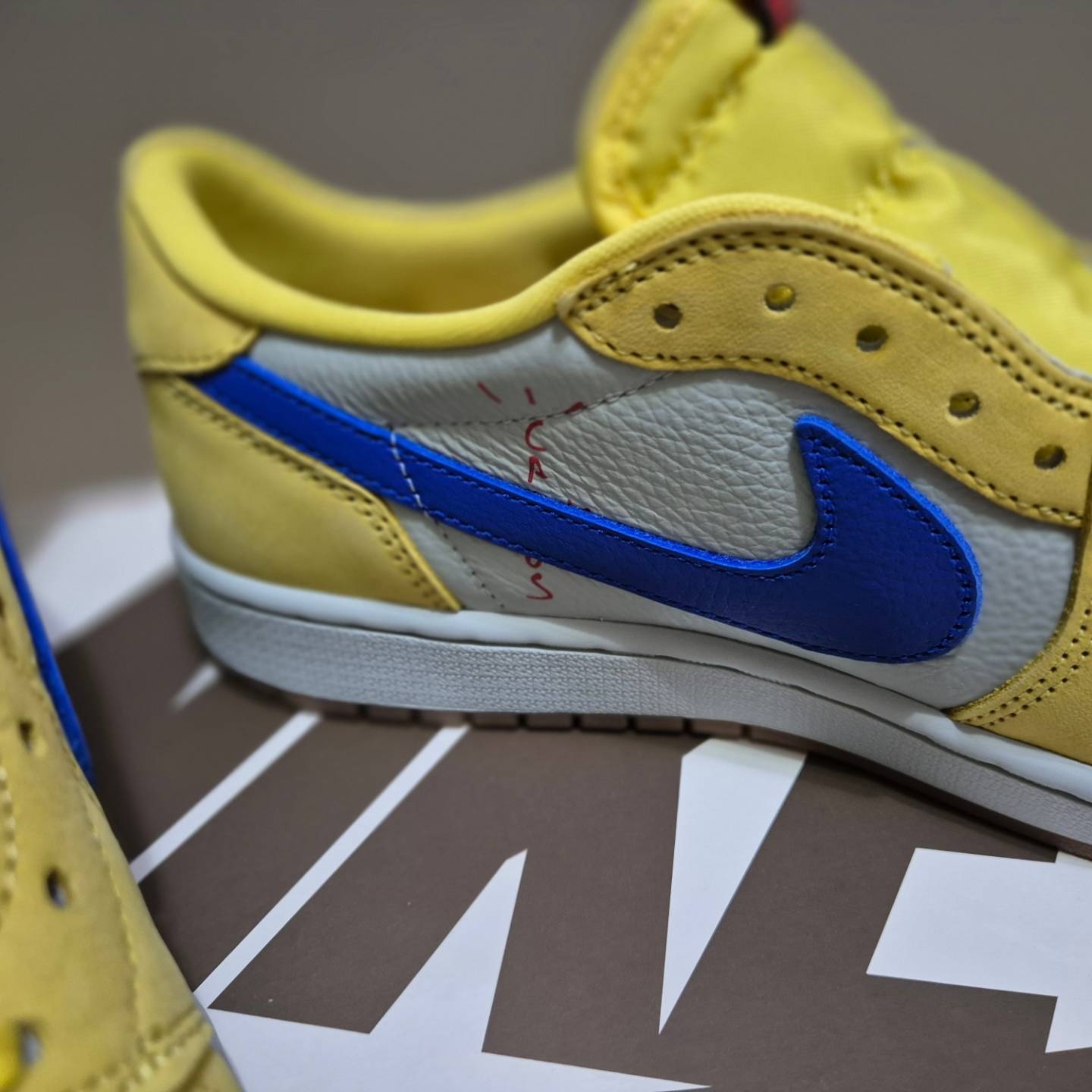 (W) Jordan 1 x Travis Scott Retro Low OG SP Canary 착용 스타일 - 5