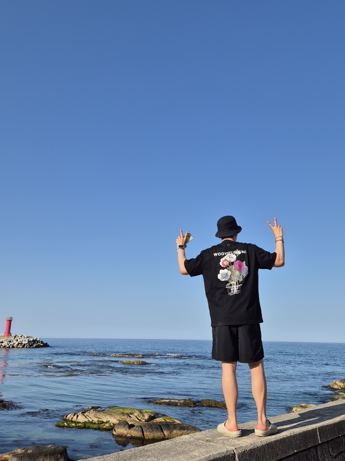 Wooyoungmi Flower Print Back Logo T-Shirt Black - 23FW 착용 스타일 - 1