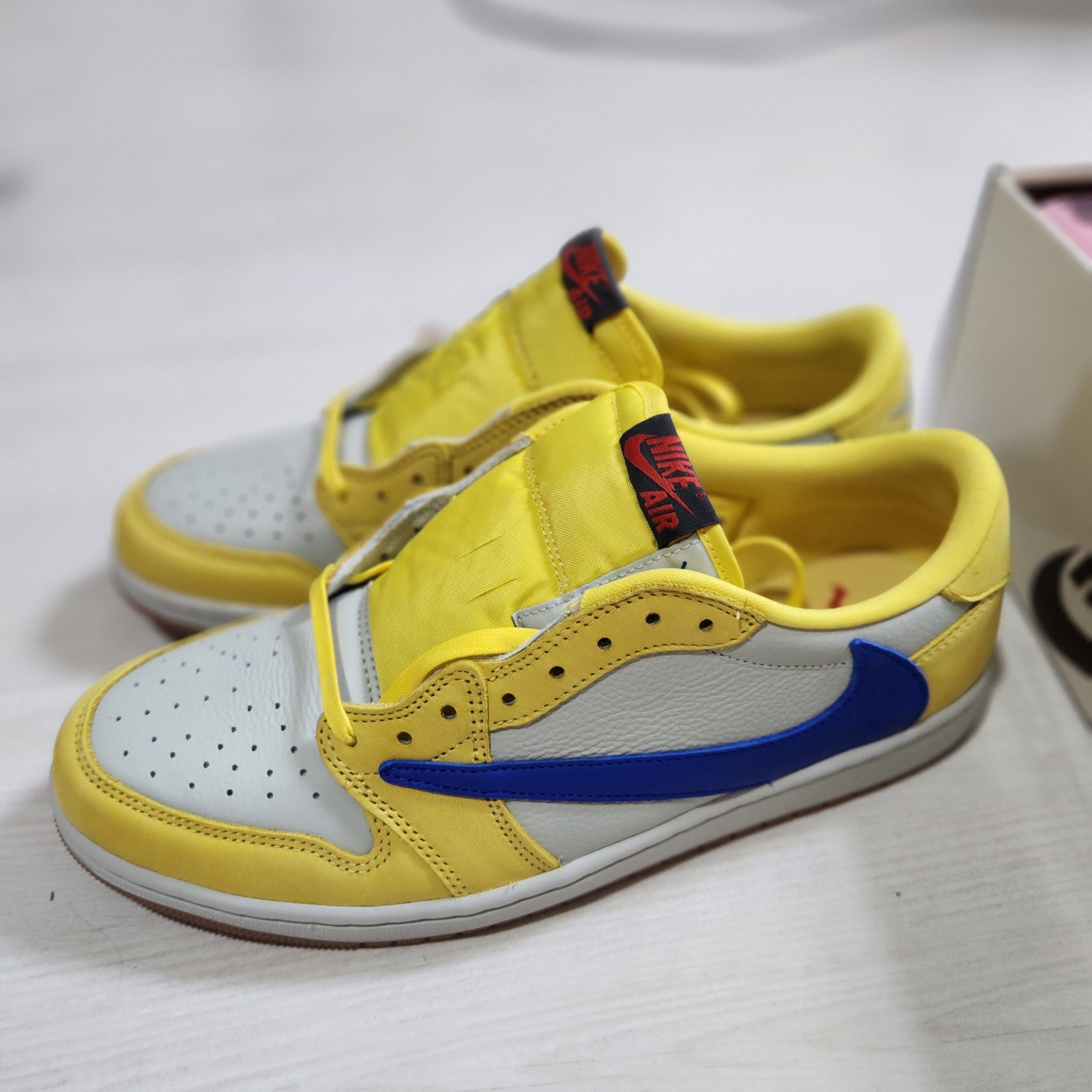 (W) Jordan 1 x Travis Scott Retro Low OG SP Canary 착용 스타일 - 4