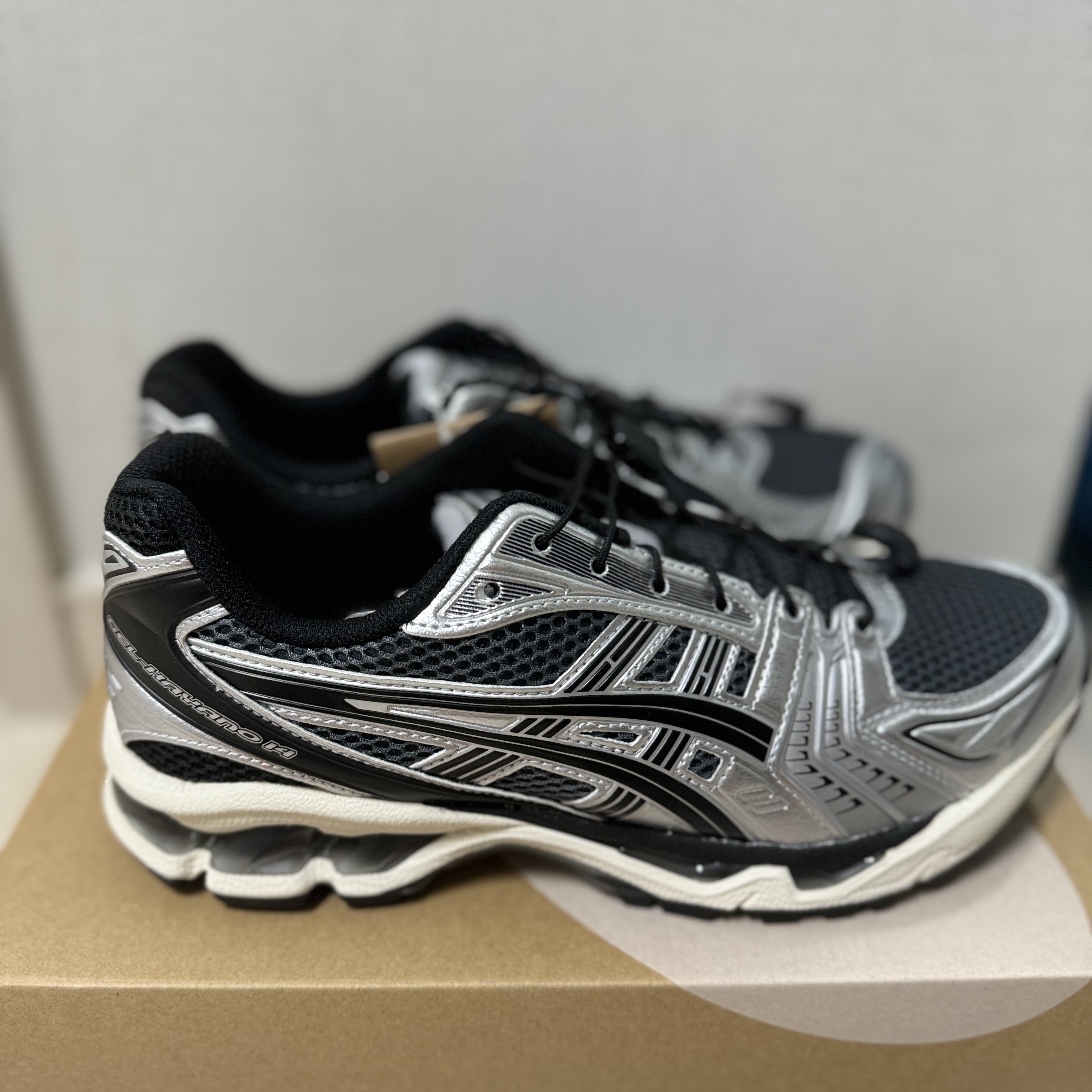 Asics Unlimited Gel-Kayano 14 Carrier Grey Black 착용 스타일 - 1