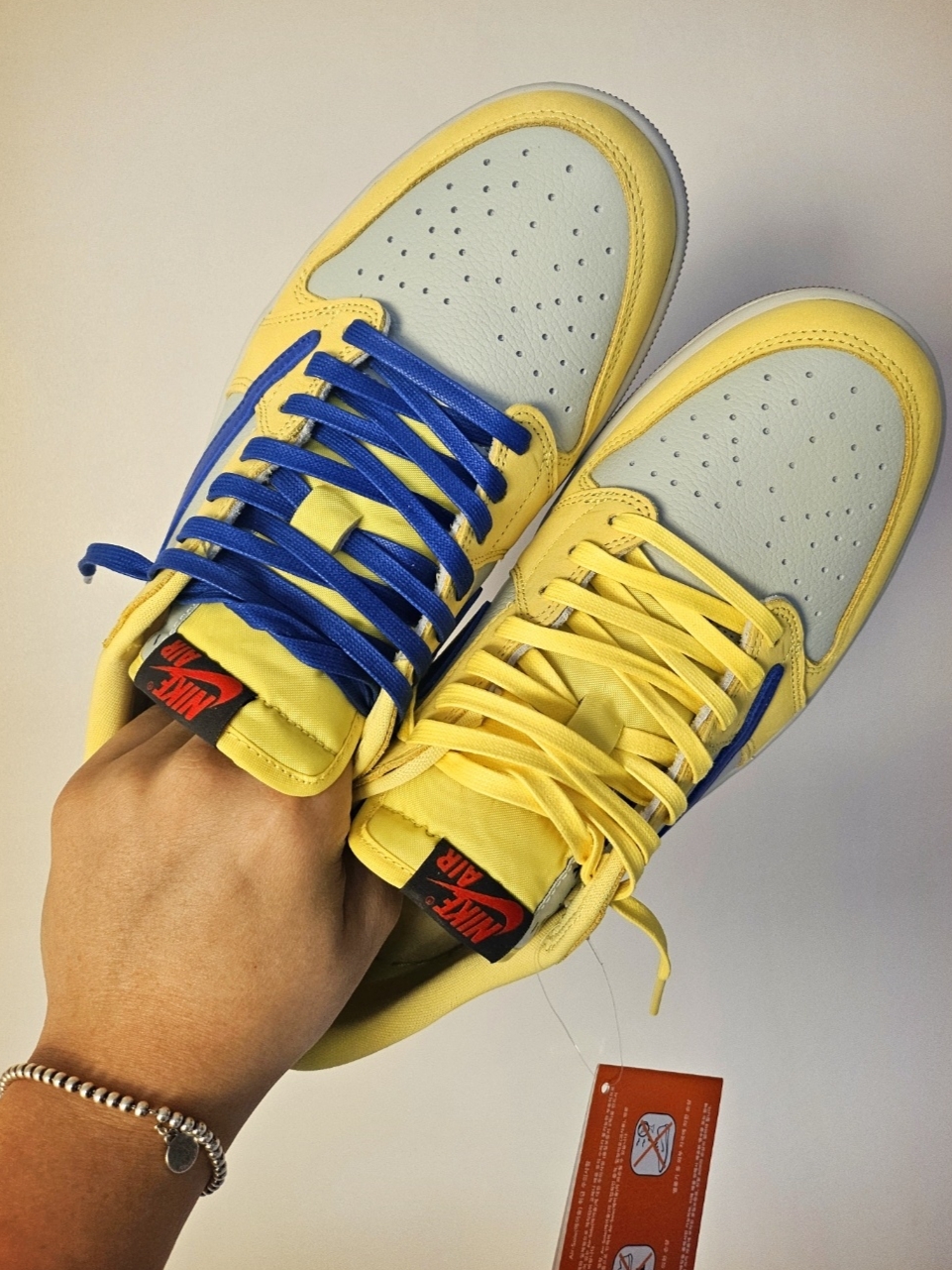 (W) Jordan 1 x Travis Scott Retro Low OG SP Canary 착용 스타일 - 1