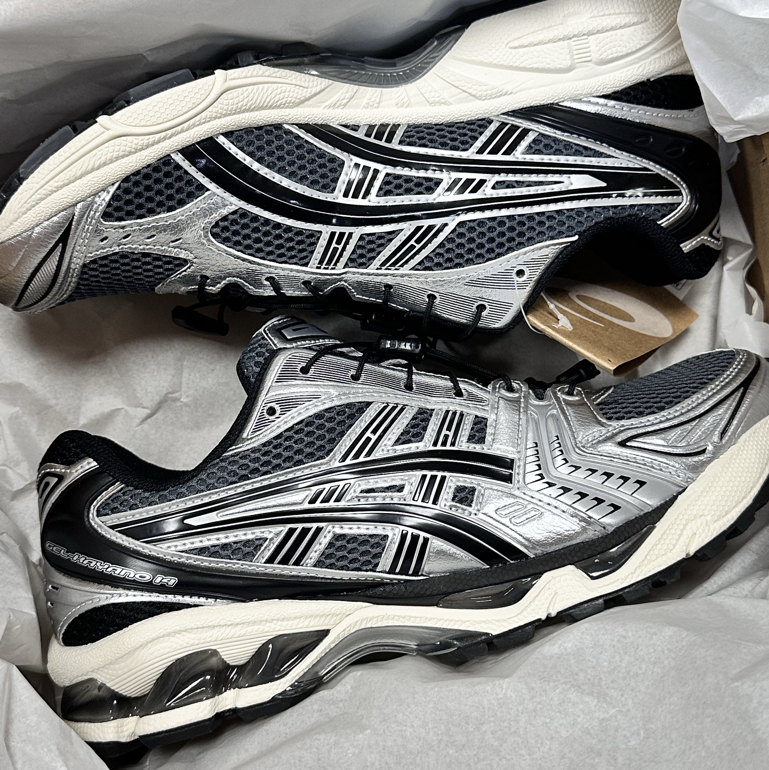 Asics Unlimited Gel-Kayano 14 Carrier Grey Black 착용 스타일