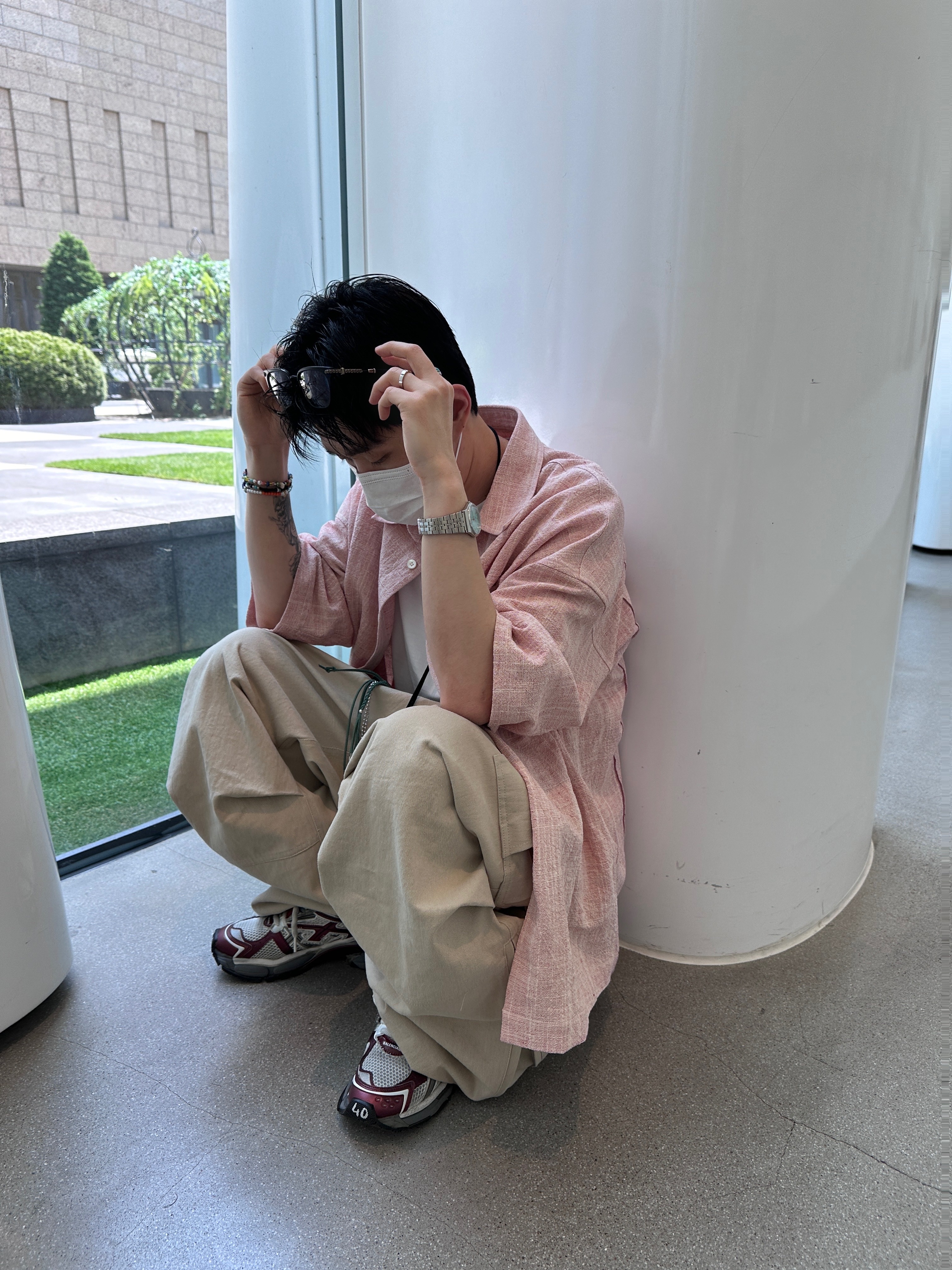 Nonnod Side Zip Cargo Pants Beige 착용 스타일 - 3