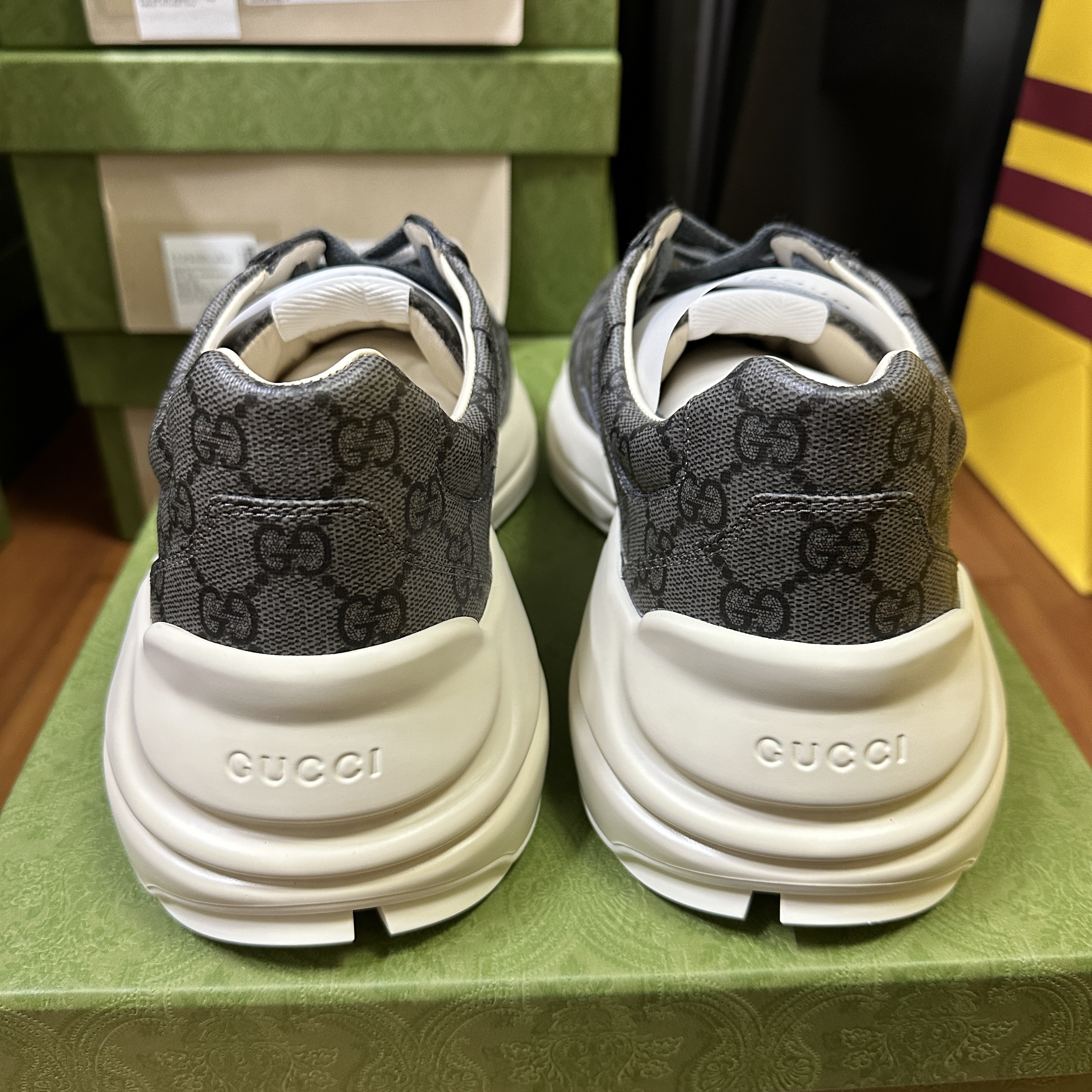 Gucci Rhyton Sneaker Grey Black 착용 스타일 - 3