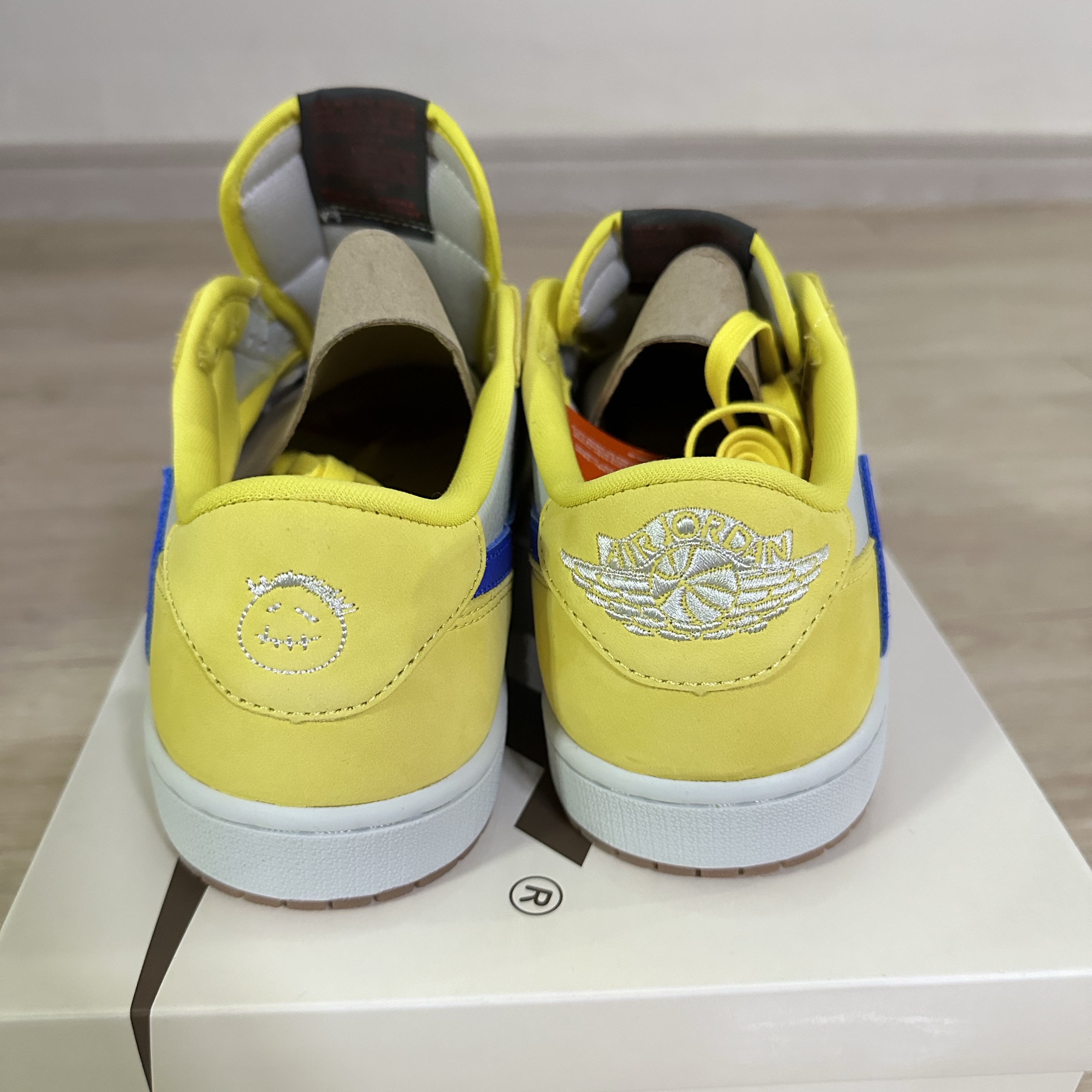 (W) Jordan 1 x Travis Scott Retro Low OG SP Canary 착용 스타일 - 5
