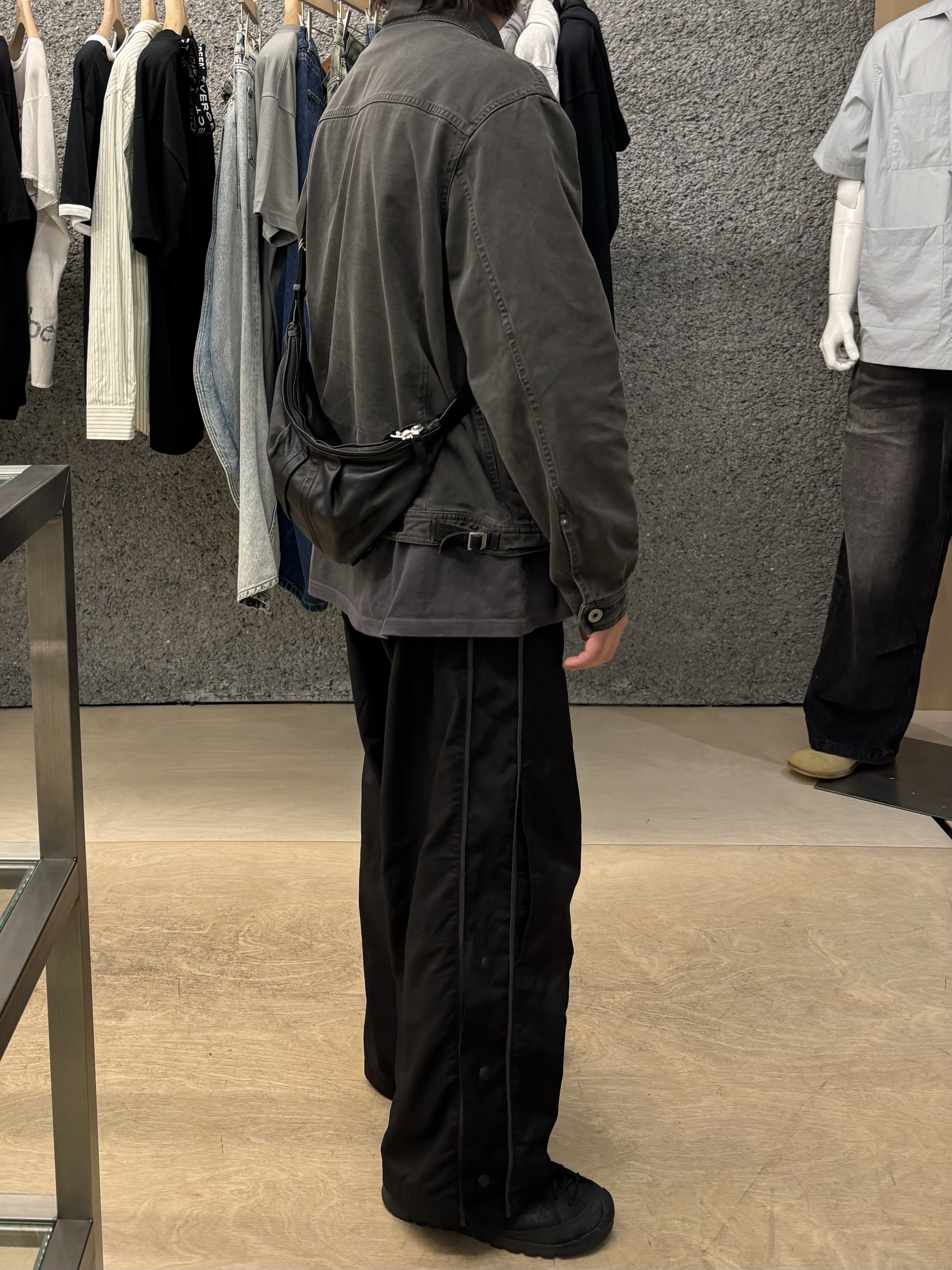 Polyteru Calf Bag Black Lambskin, Polyteru 1011 Nylon Track Pants Triple Black 착용 스타일 - 2