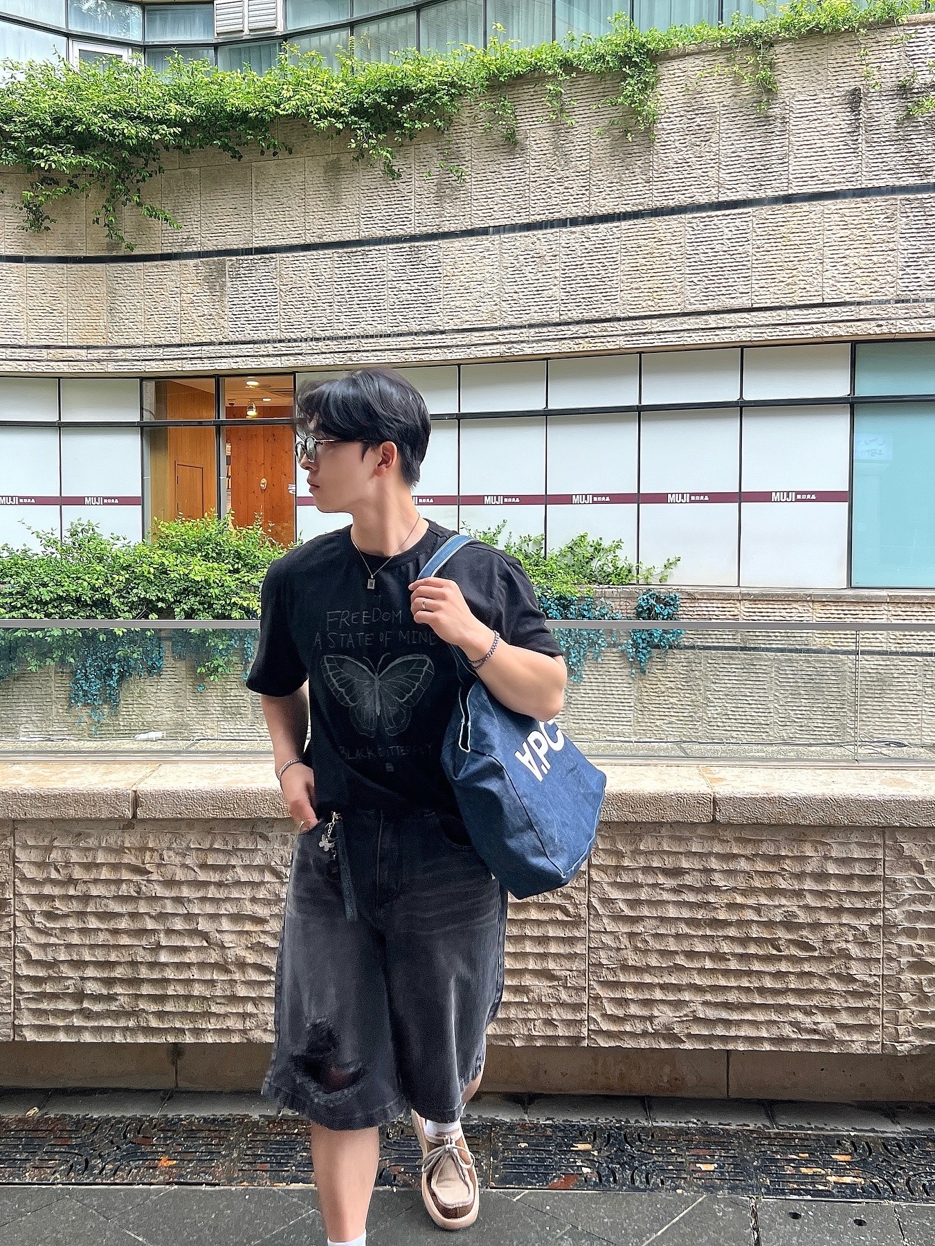 A.P.C. Daniela Shopping Bag Indigo 착용 스타일 - 5