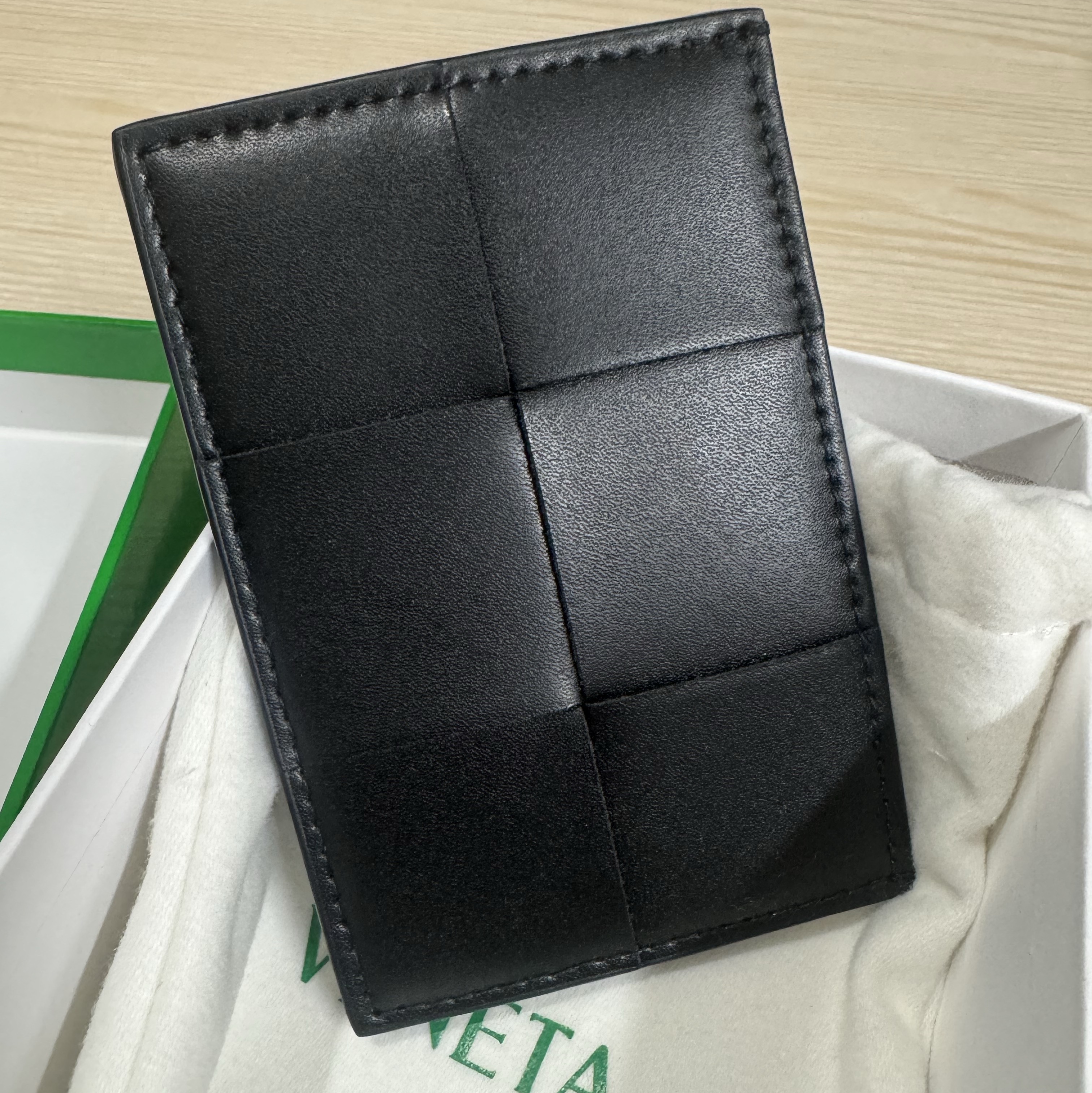 Bottega Veneta Credit Card Case Calfskin Black 착용 스타일 - 3