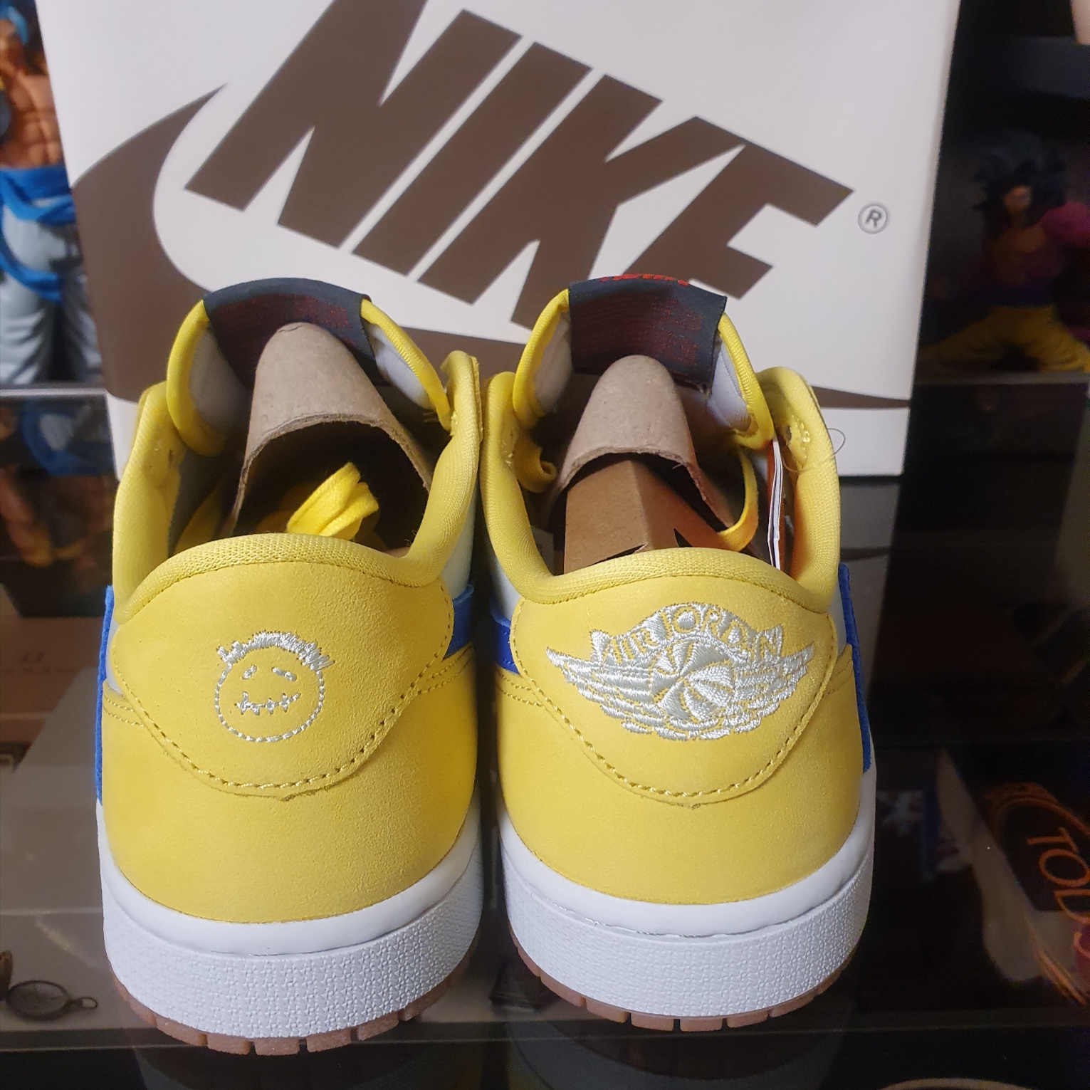(W) Jordan 1 x Travis Scott Retro Low OG SP Canary 착용 스타일 - 3