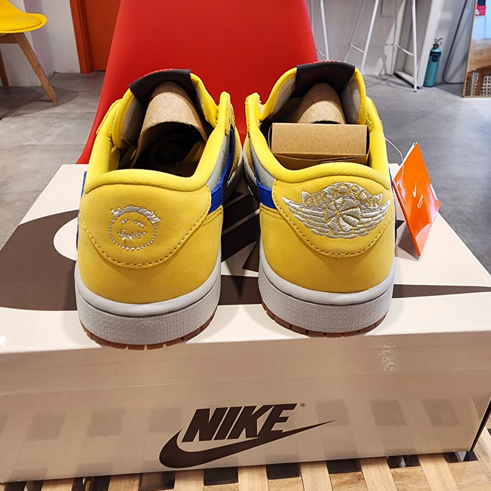 (W) Jordan 1 x Travis Scott Retro Low OG SP Canary 착용 스타일 - 3