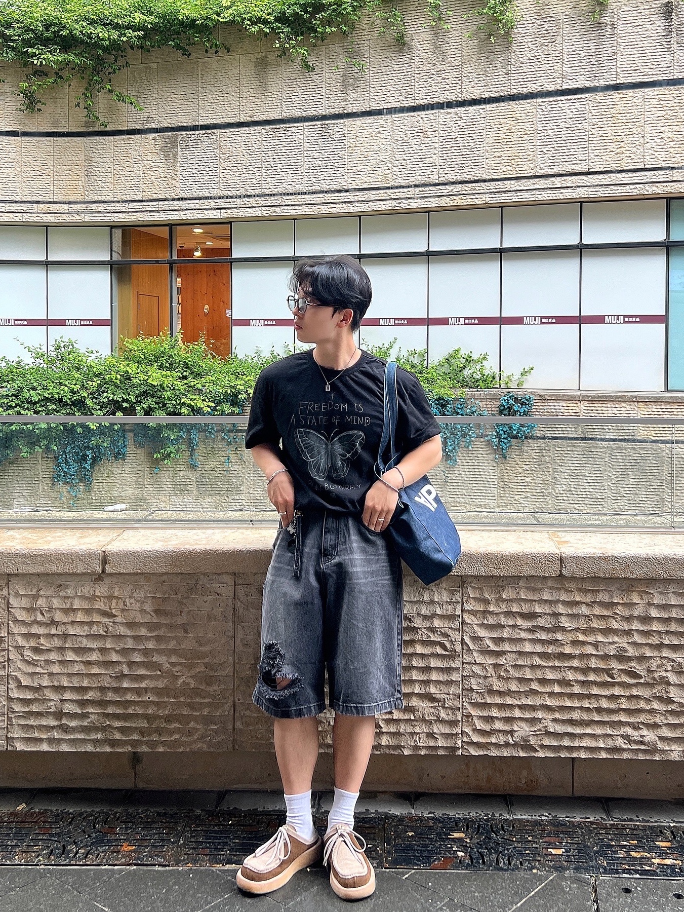 A.P.C. Daniela Shopping Bag Indigo 착용 스타일 - 1