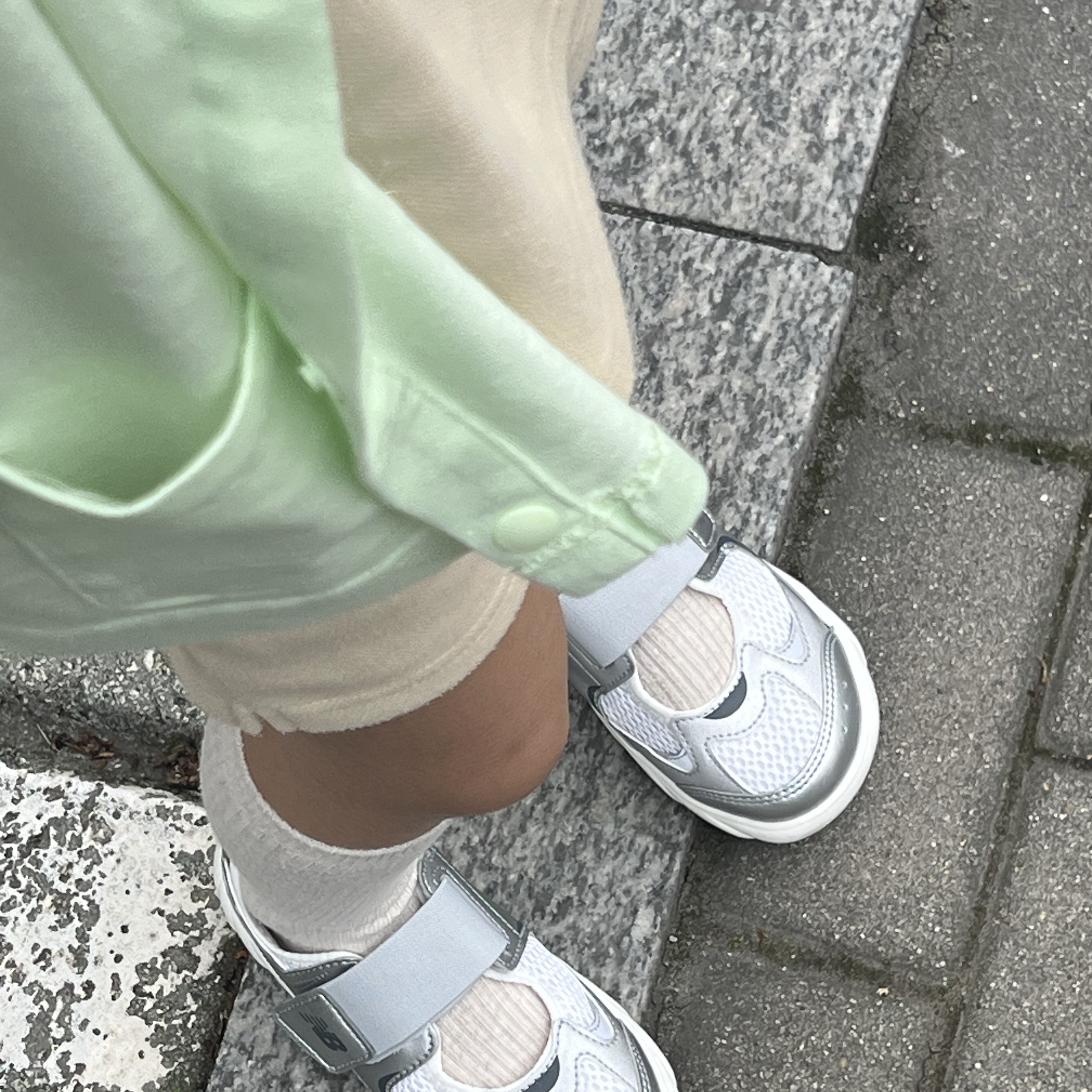 (Kids) New Balance Freedle 920 Sandal Silver 착용 스타일