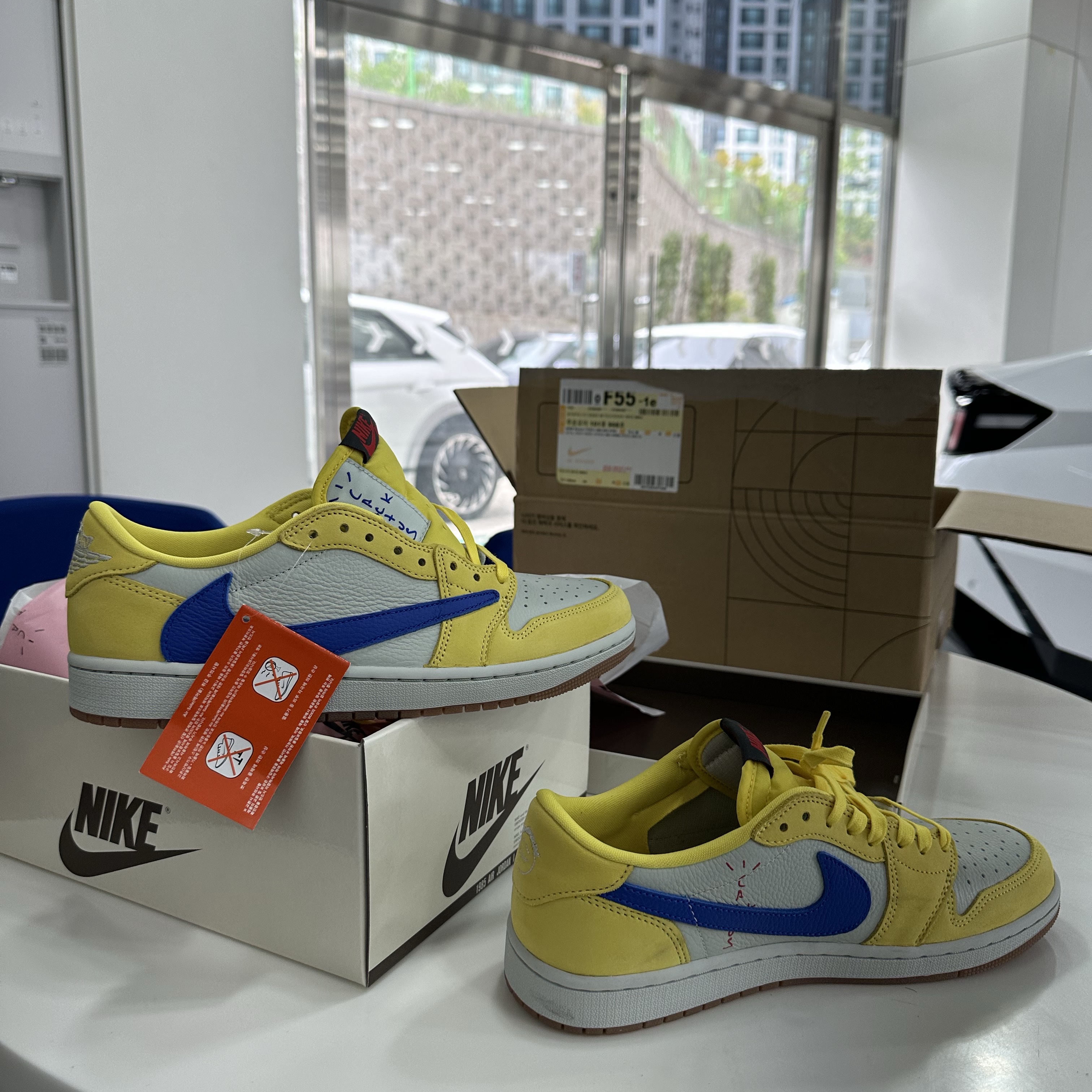 (W) Jordan 1 x Travis Scott Retro Low OG SP Canary 착용 스타일