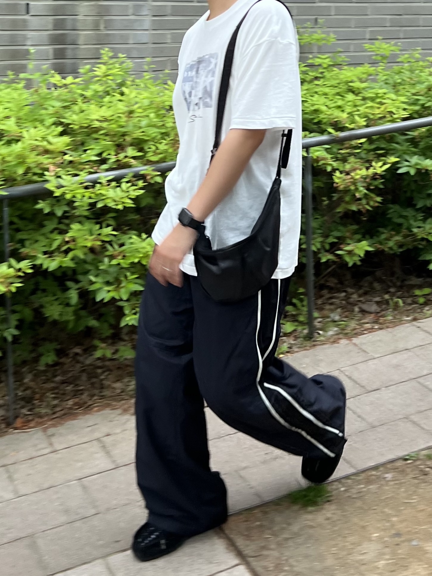 Polyteru HANK 1/2 Graphic T-Shirt 'Starmie' White, Polyteru Calf Bag Black Lambskin 착용 스타일 - 3