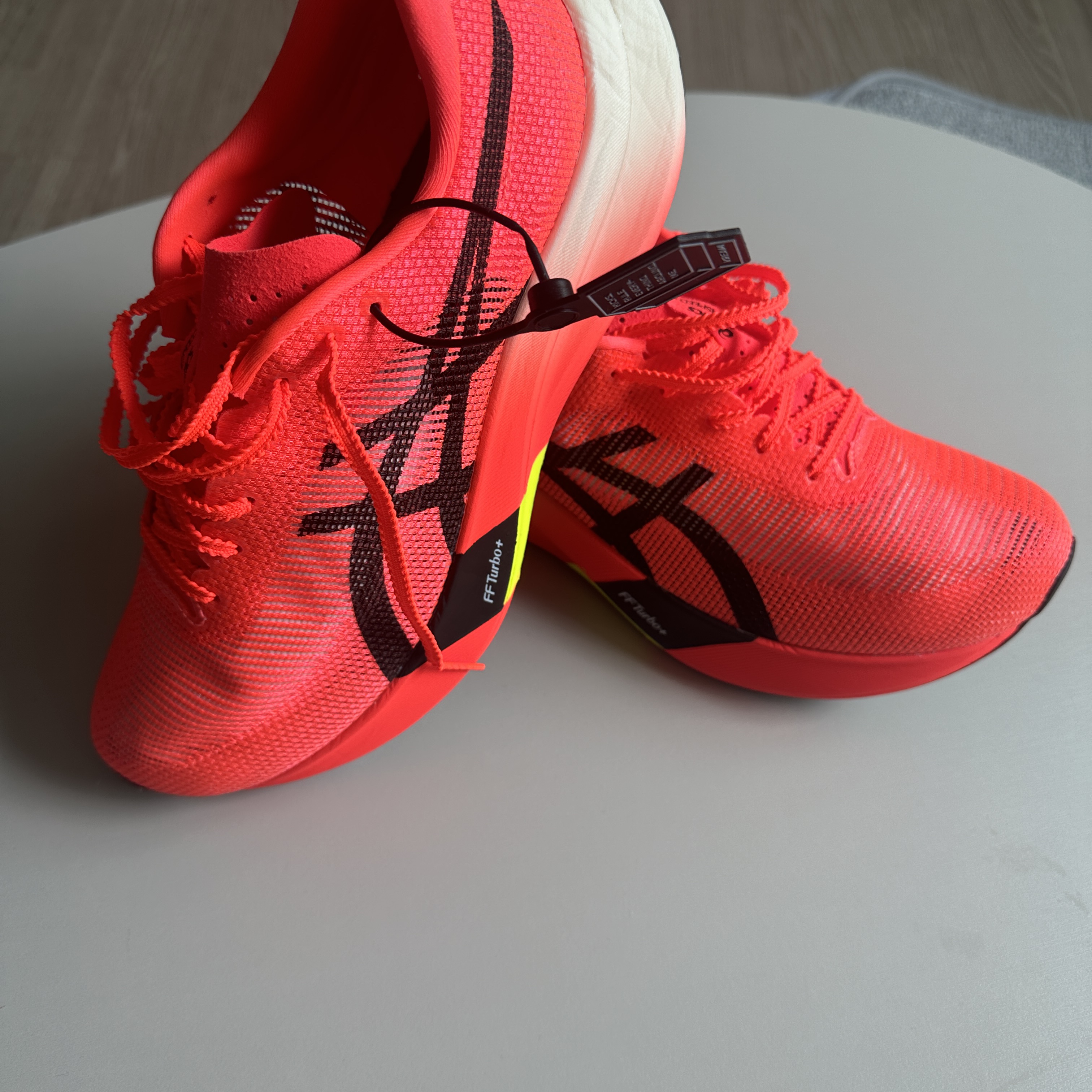 Asics Metaspeed Edge Paris Sunrise Red Black 착용 스타일