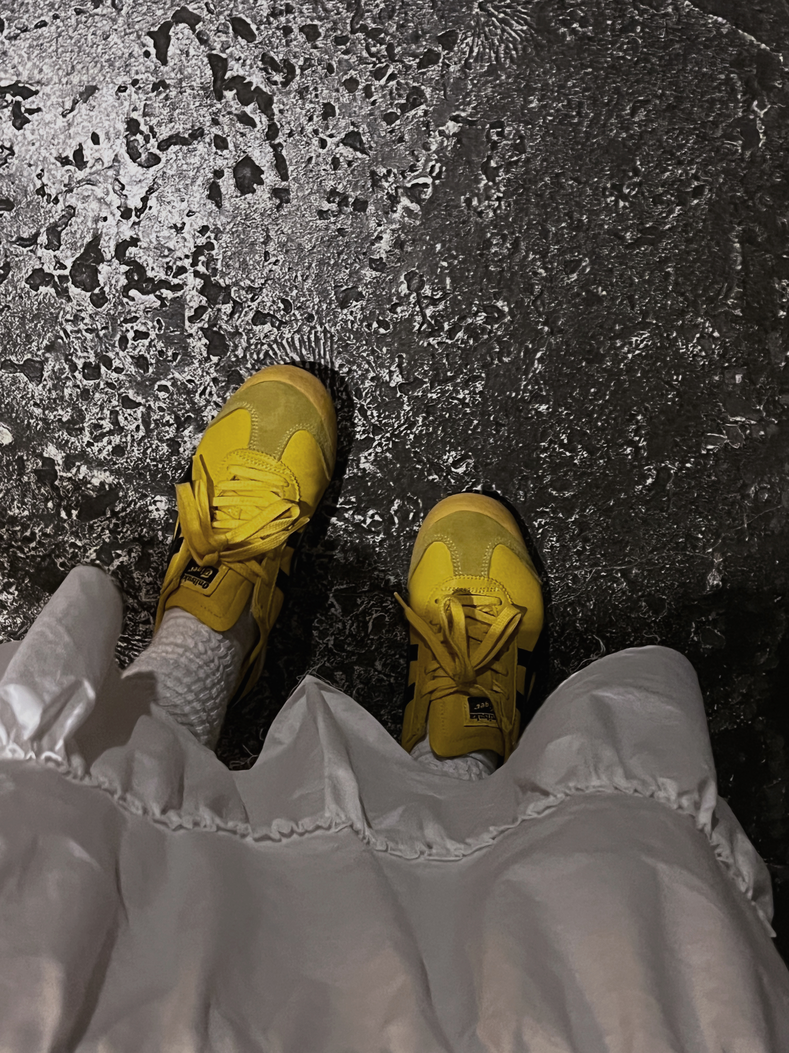 Onitsuka Tiger Mexico 66 Yellow Black, (W) Glowny Rodeo Tiered Ruffle Skirt White 착용 스타일 - 1