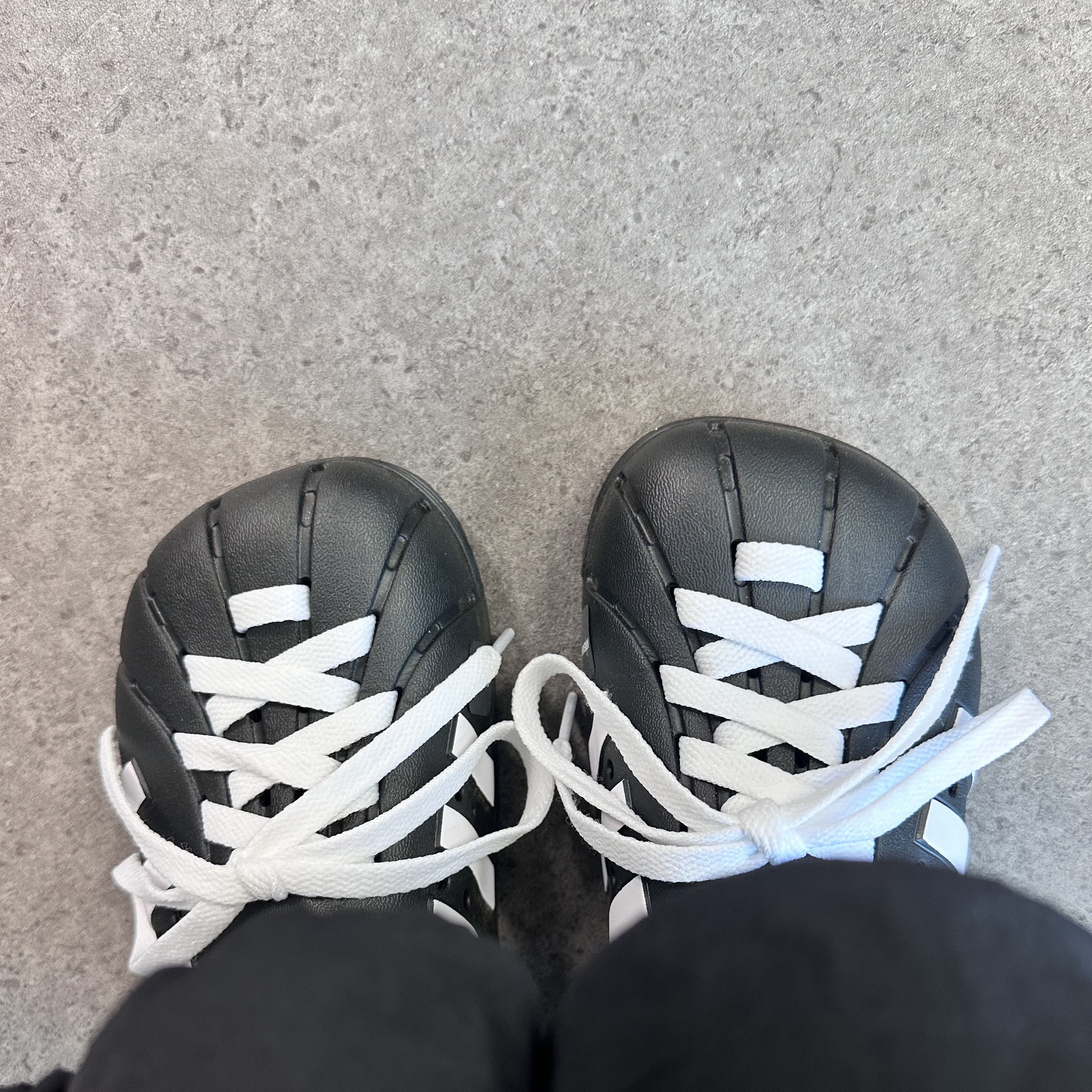 Adidas Adilette Clog Black White 착용 스타일 - 1