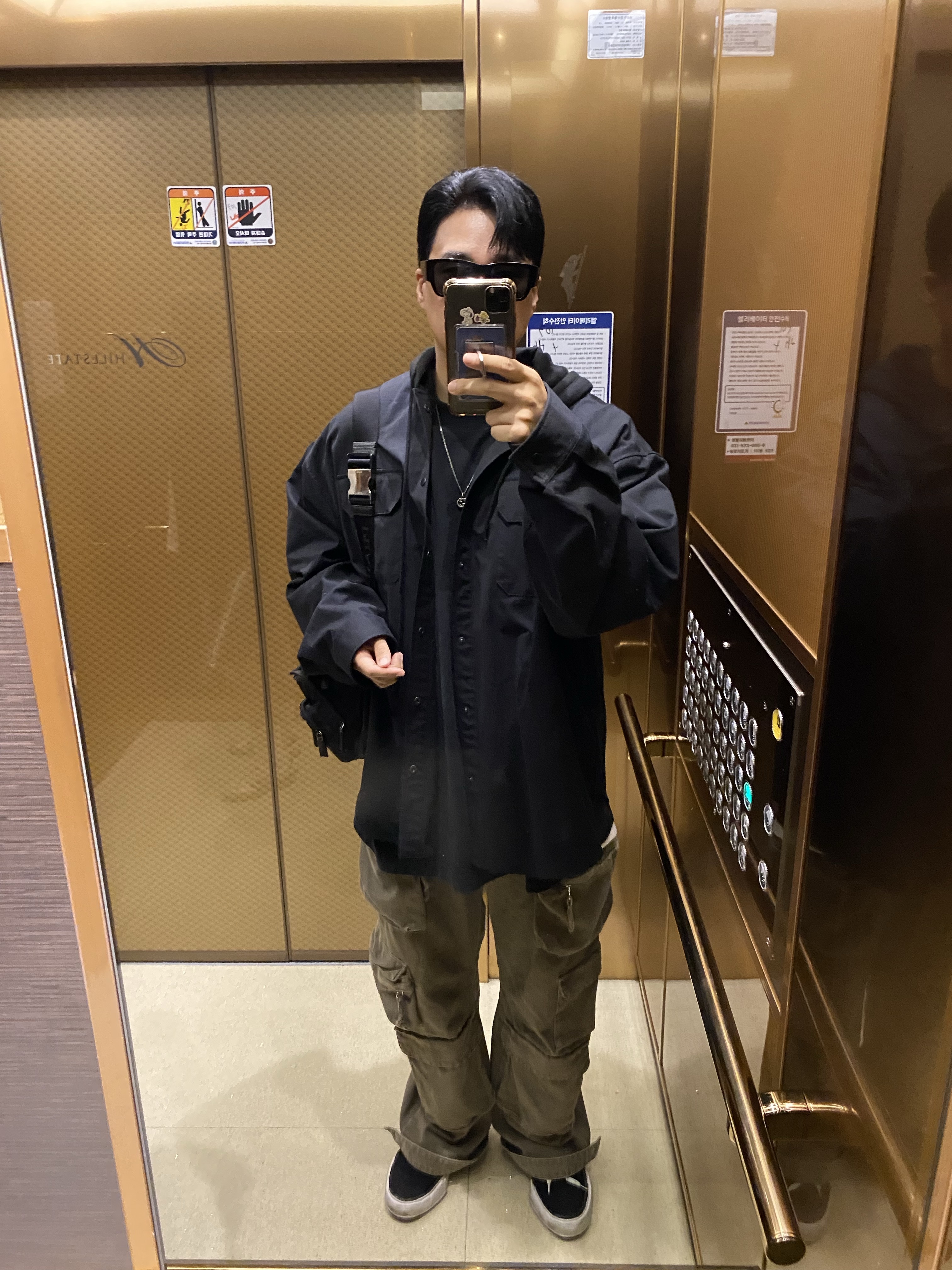 Yeezy Gap Engineered By Balenciaga Dove 3/4 Sleeve T-Shirt Washed Black, Maison Mihara Yasuhiro Baker OG Sole Canvas Low Cut Sneakers Black 착용 스타일