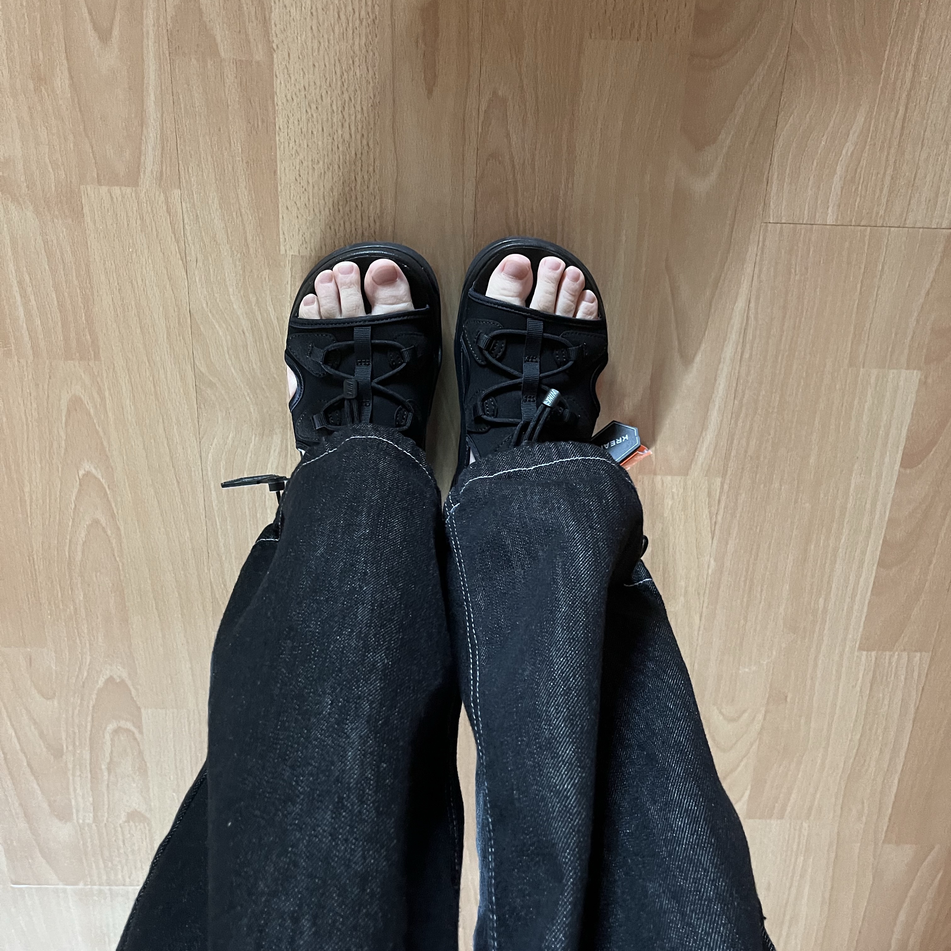(W) Nike Air Max Koko Sandal Black 착용 스타일 - 2