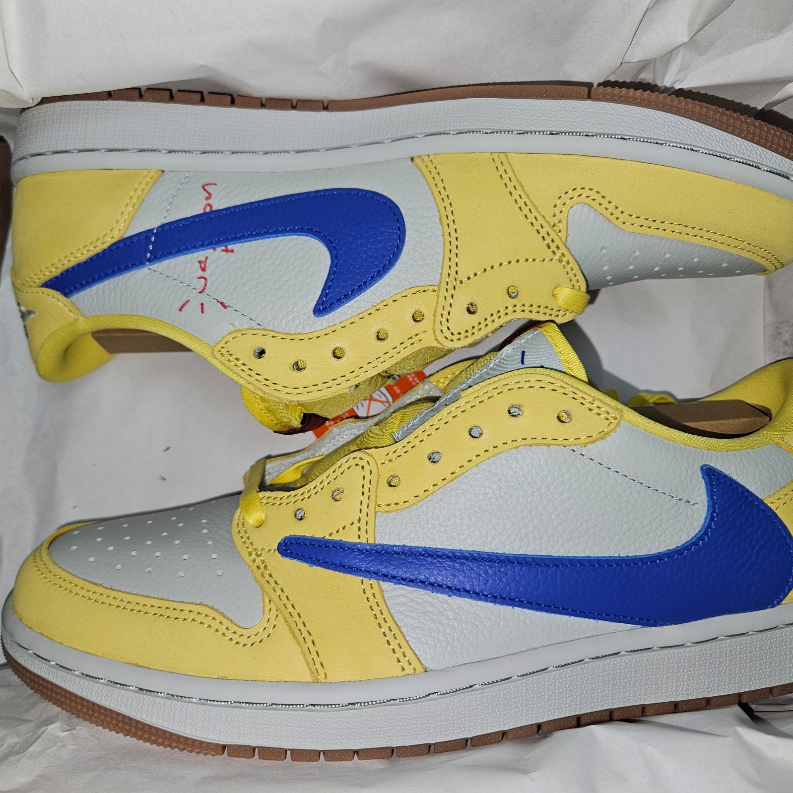 (W) Jordan 1 x Travis Scott Retro Low OG SP Canary 착용 스타일 - 3