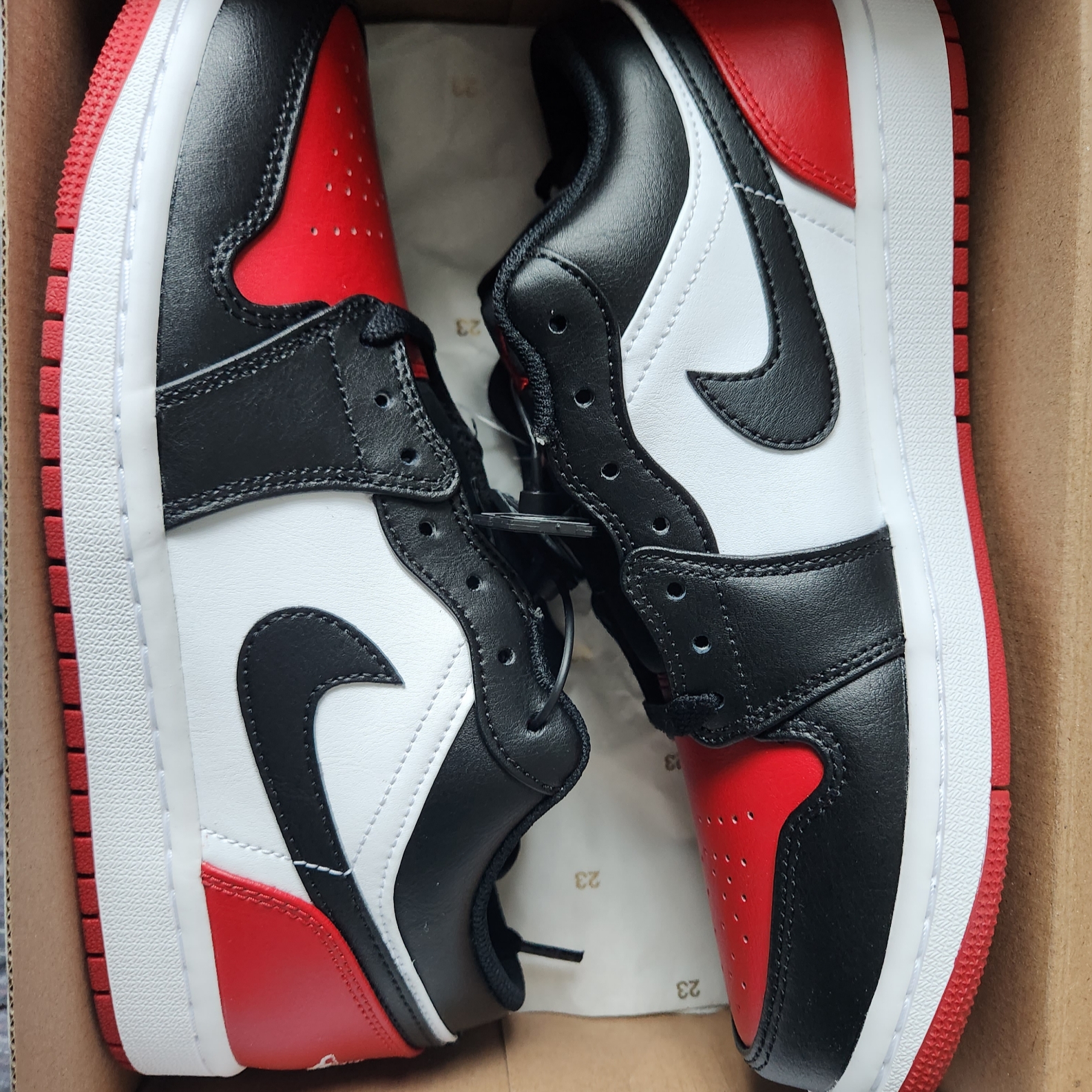 Jordan 1 Low White Varsity Red 착용 스타일 - 2