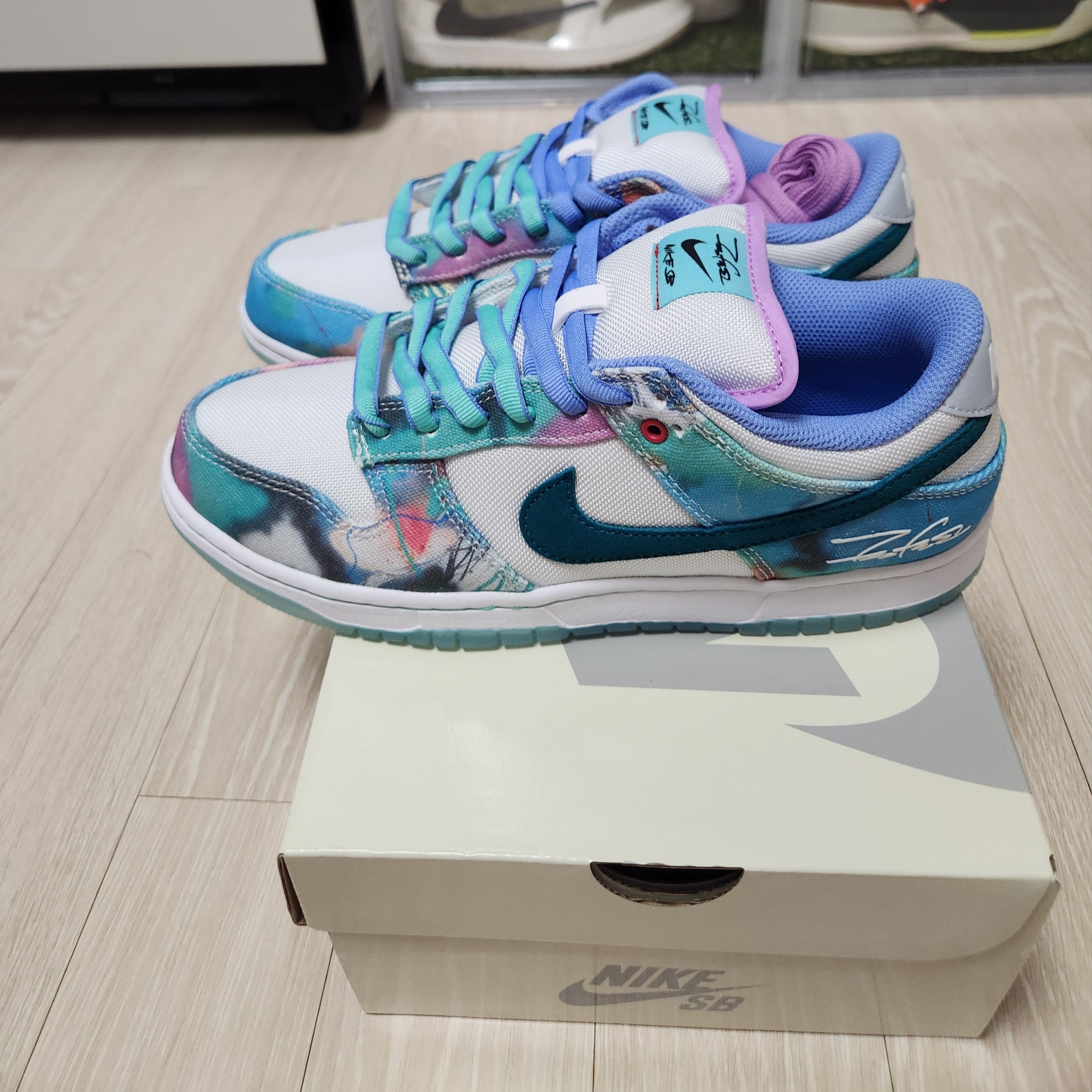 Nike x Futura Laboratories SB Dunk Low OG QS White and Geode Teal 착용 스타일 - 4