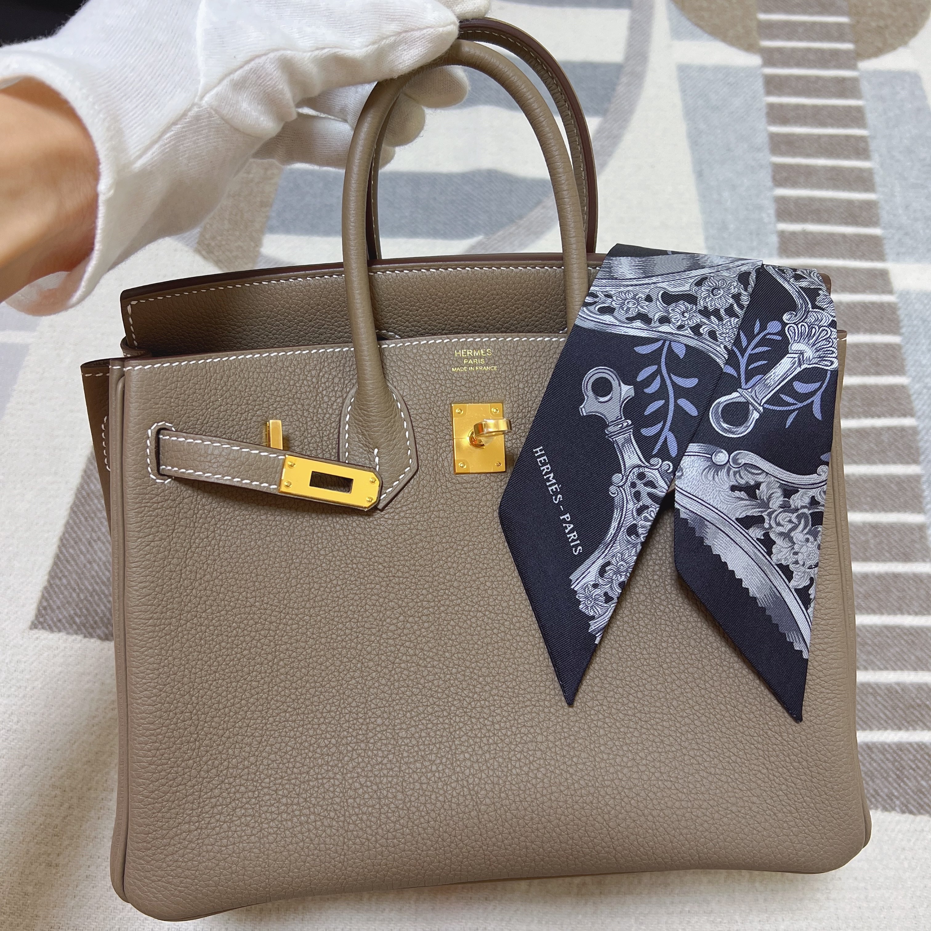 (W) Hermes Etiers Remix Twilly Noir Ciel Argent 착용 스타일 - 2