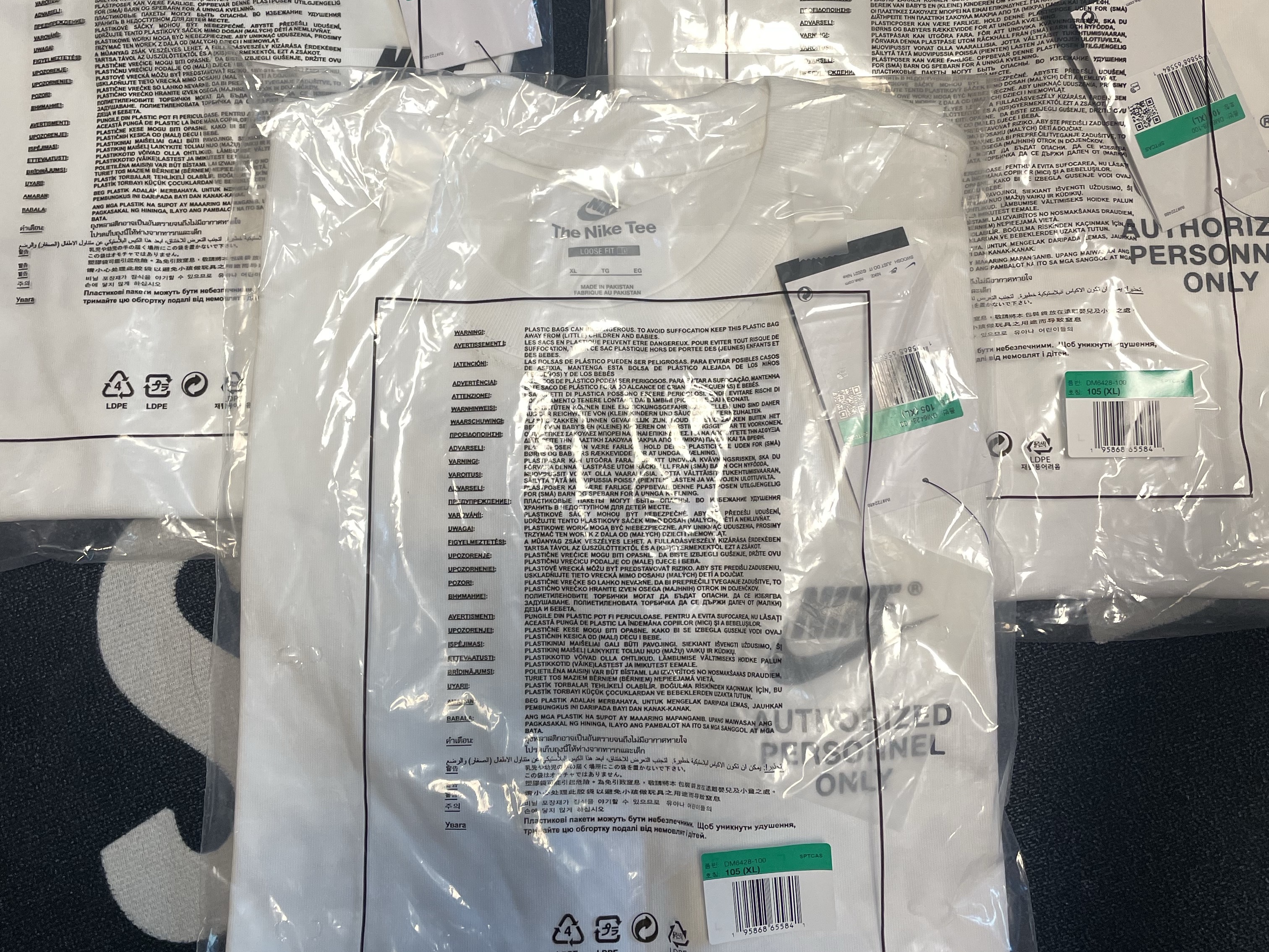 Nike NSW Authorized Personnel T-Shirt White - Asia 착용 스타일 - 1