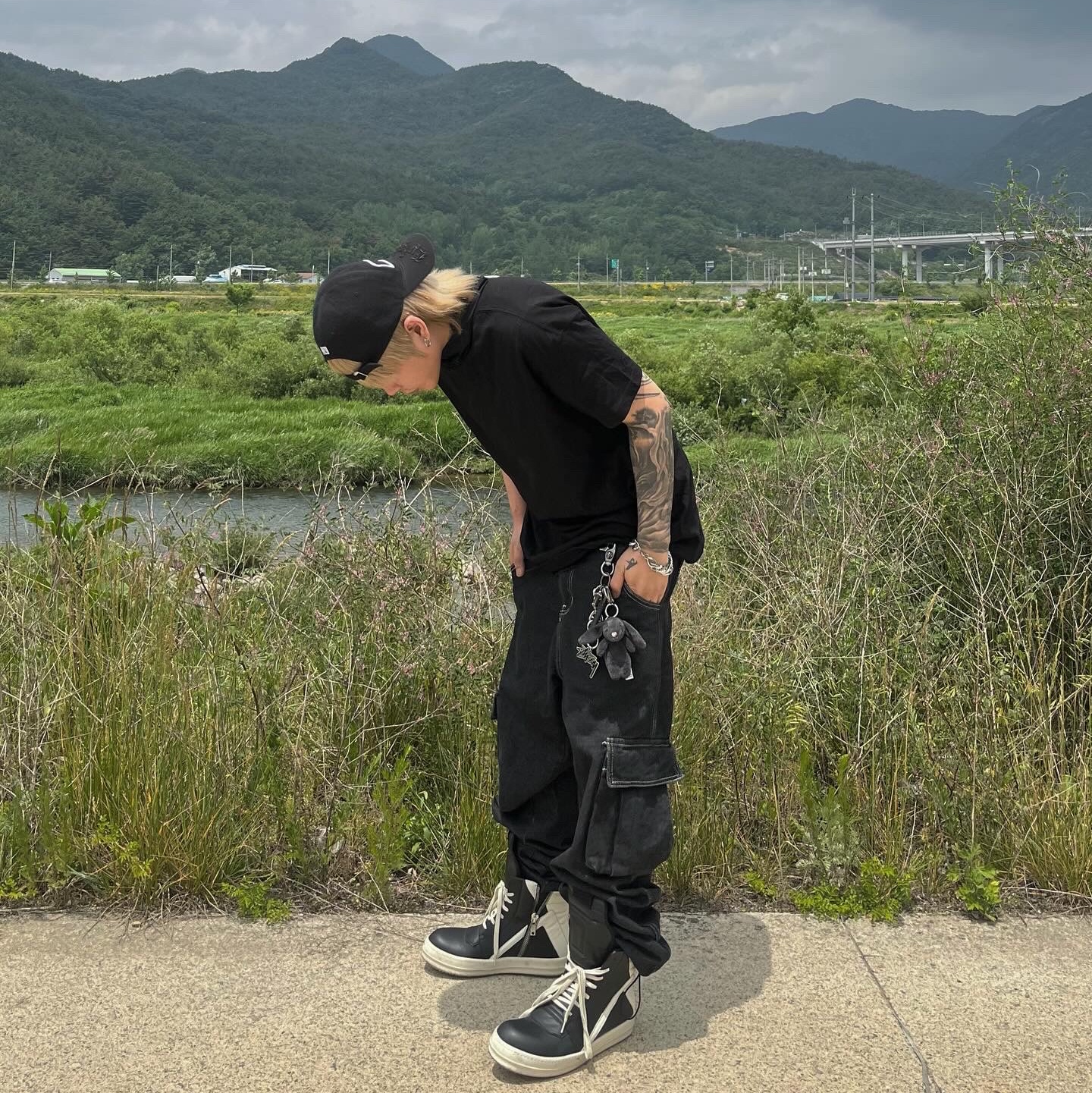 Rick Owens Geobasket Full Grain Calf Leather Strobe Sneakers Black Milk White, Jellycat Bashful Bunny Bag Charm Ink 착용 스타일 - 2