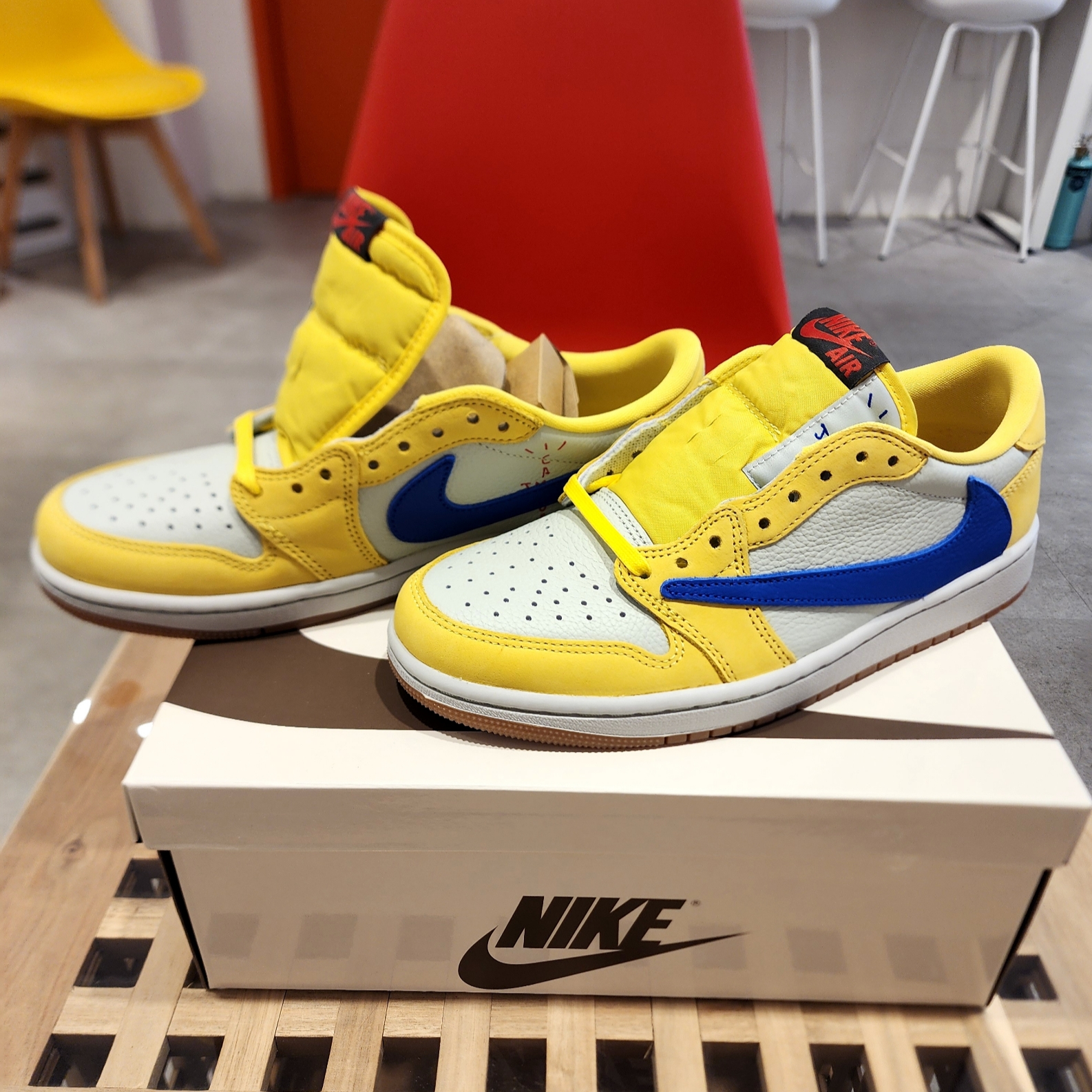 (W) Jordan 1 x Travis Scott Retro Low OG SP Canary 착용 스타일 - 6
