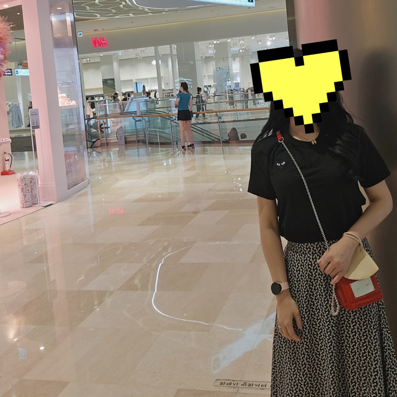 Play Comme des Garcons Small Black Heart T-Shirt Black, Matin Kim Classic Chain Quilting Mini Bag Red 착용 스타일