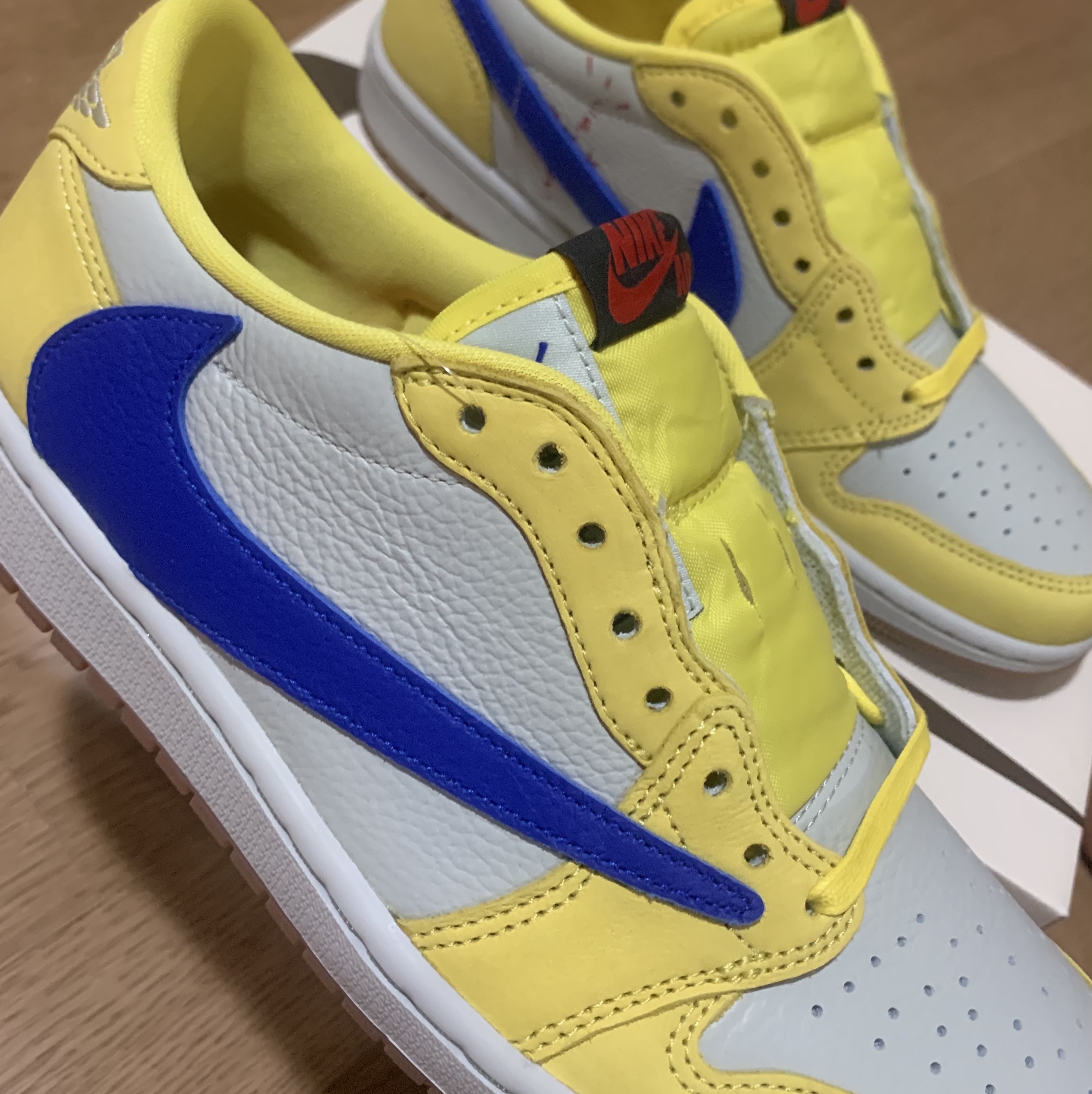 (W) Jordan 1 x Travis Scott Retro Low OG SP Canary 착용 스타일 - 3