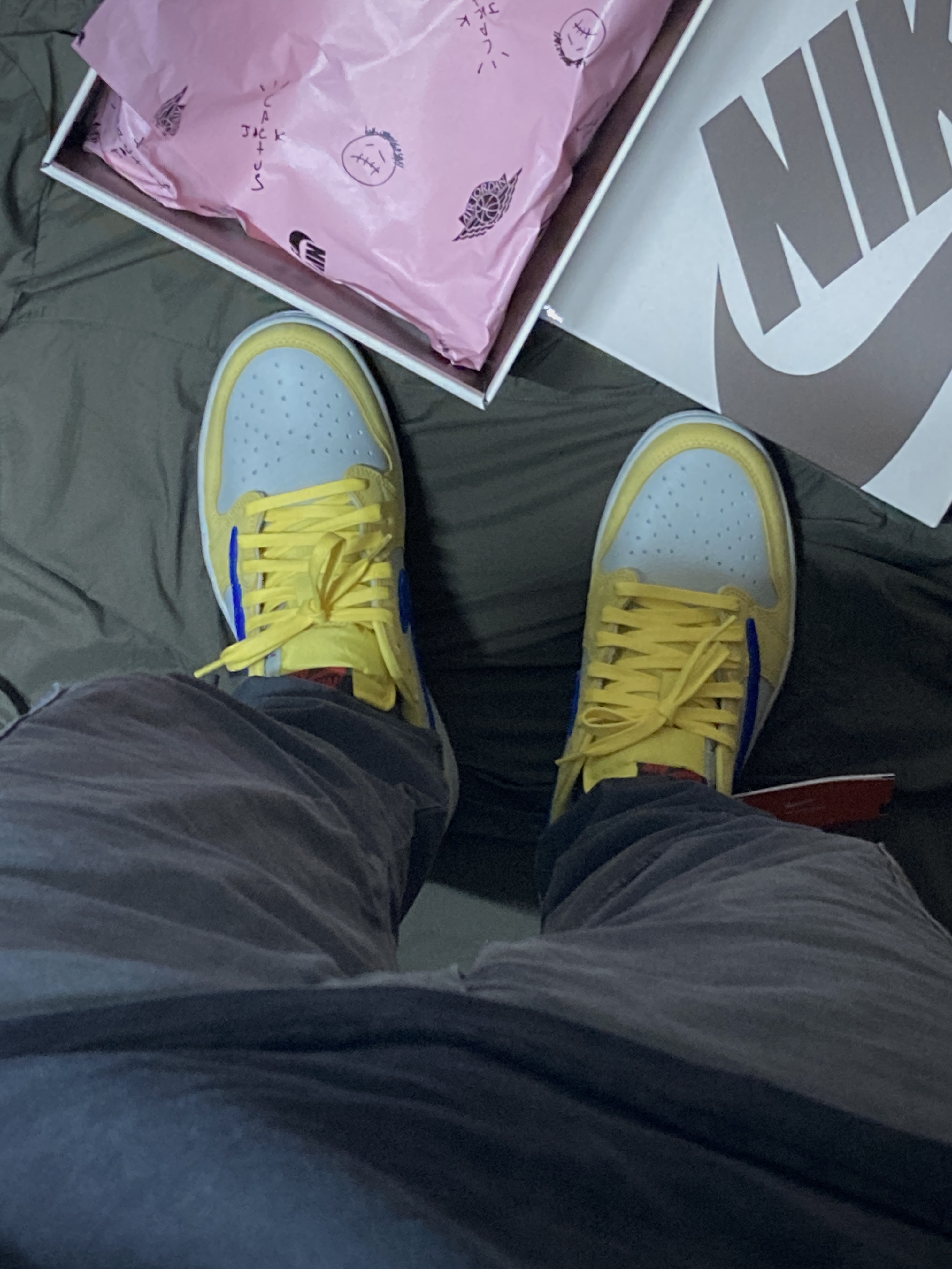 (W) Jordan 1 x Travis Scott Retro Low OG SP Canary 착용 스타일 - 5