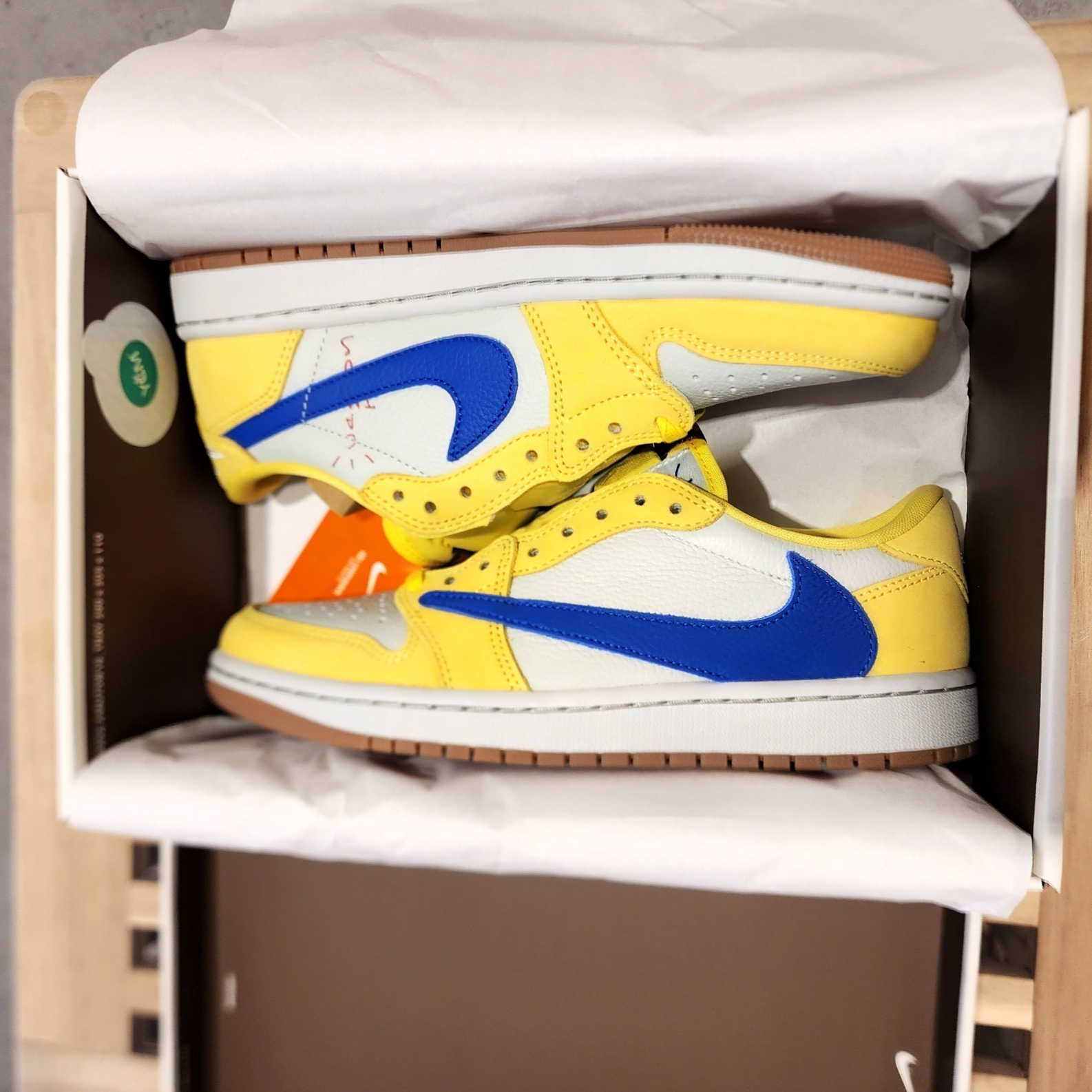 (W) Jordan 1 x Travis Scott Retro Low OG SP Canary 착용 스타일 - 1