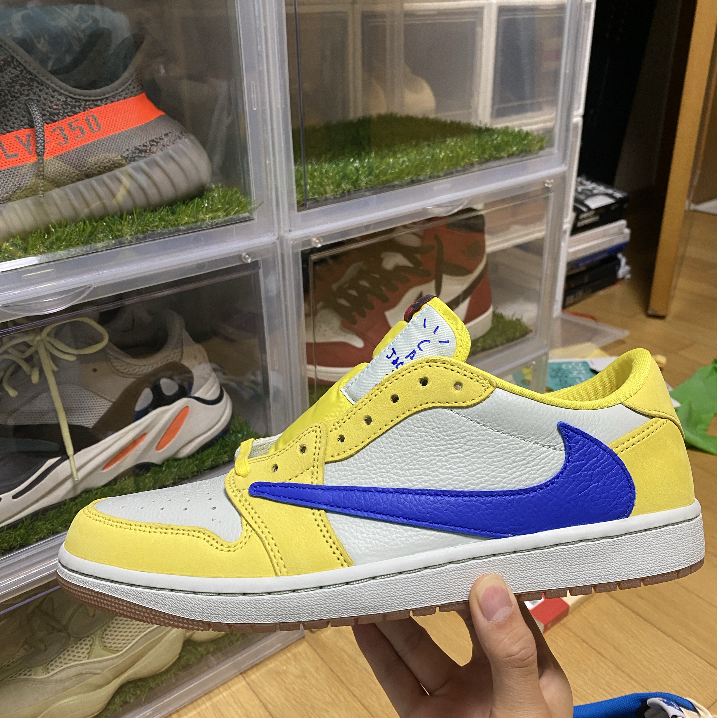 (W) Jordan 1 x Travis Scott Retro Low OG SP Canary 착용 스타일 - 4