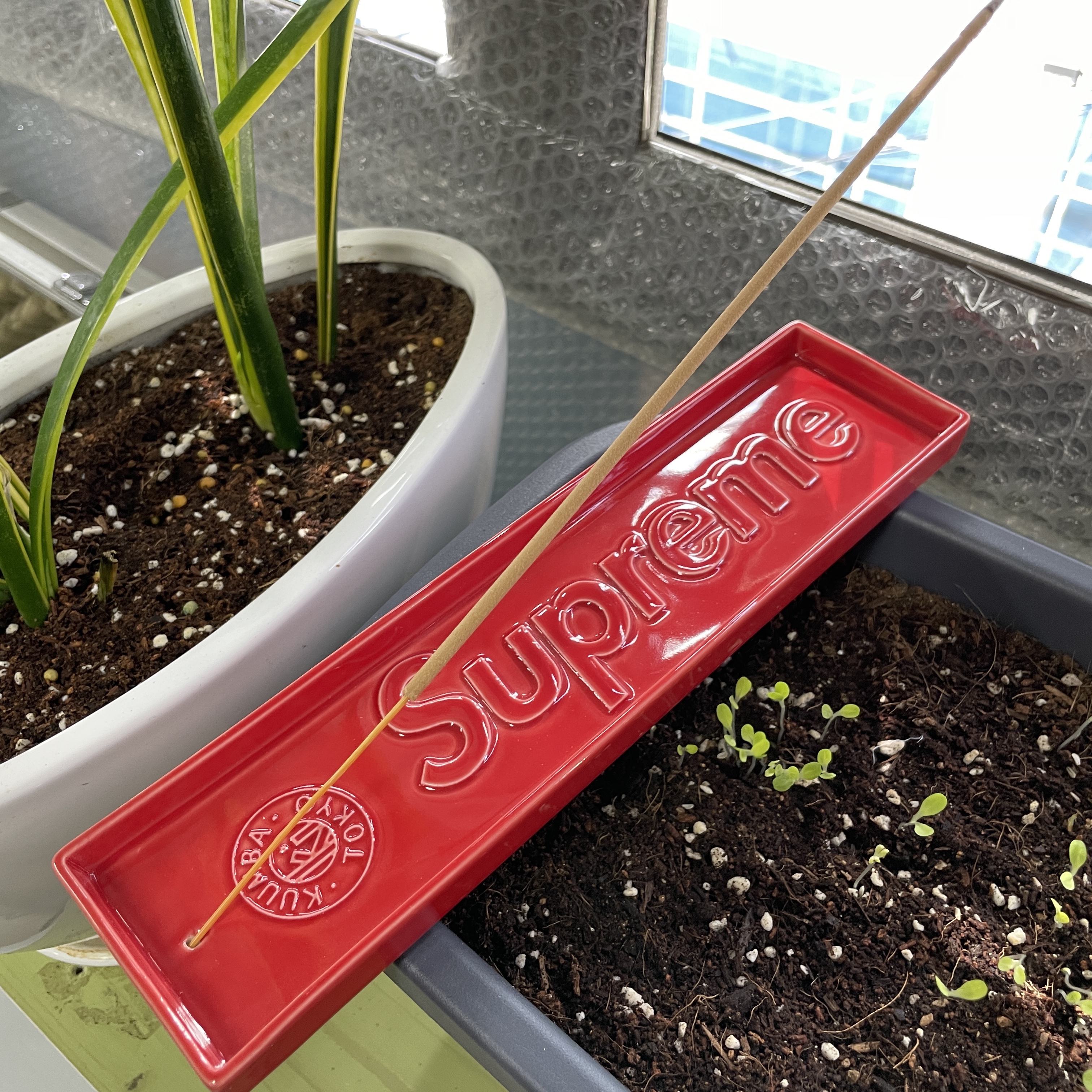 Supreme Kuumba Incense Tray Red - 24SS 착용 스타일 - 3