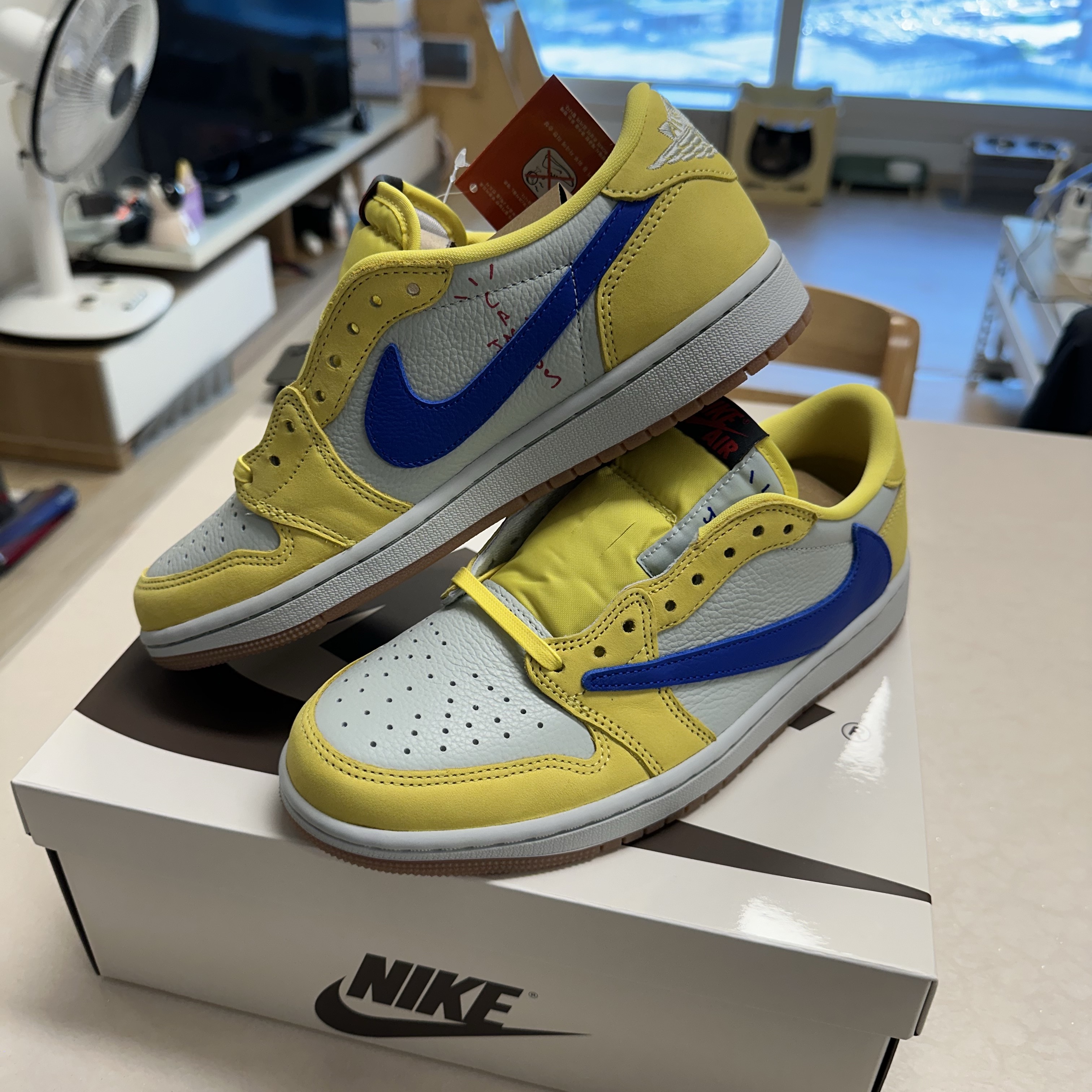 (W) Jordan 1 x Travis Scott Retro Low OG SP Canary 착용 스타일 - 2