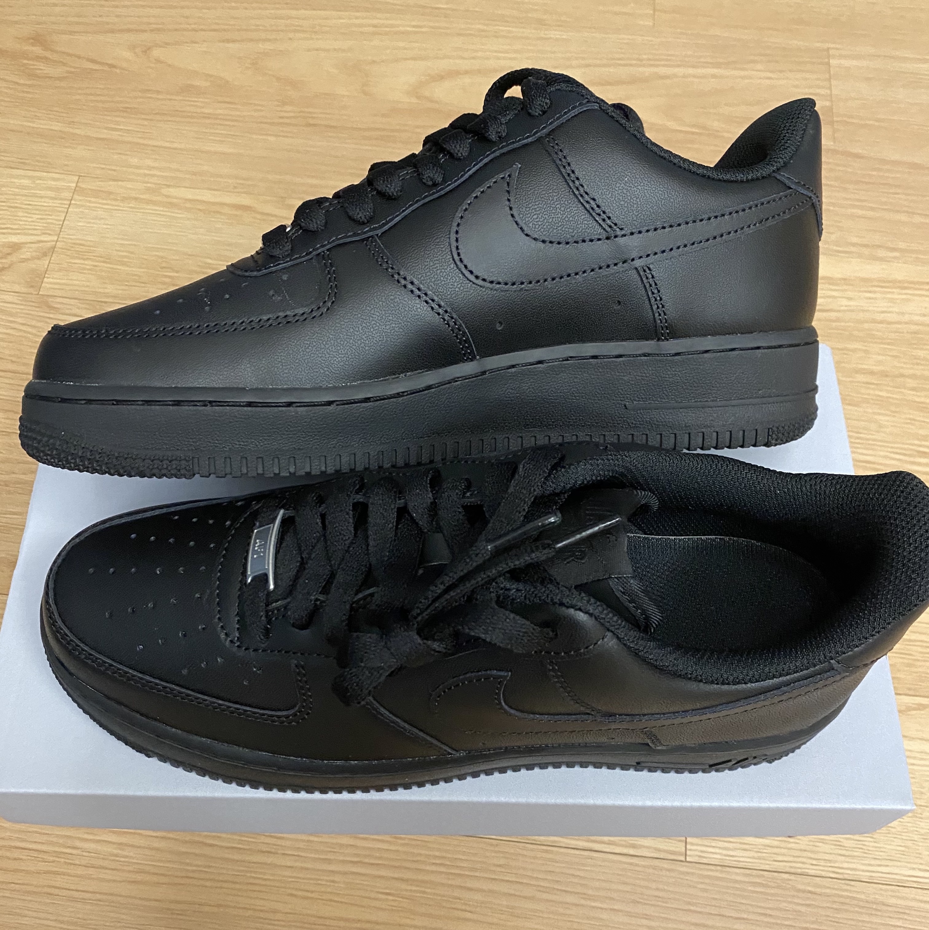 Nike Air Force 1 '07 Low Triple Black 착용 스타일