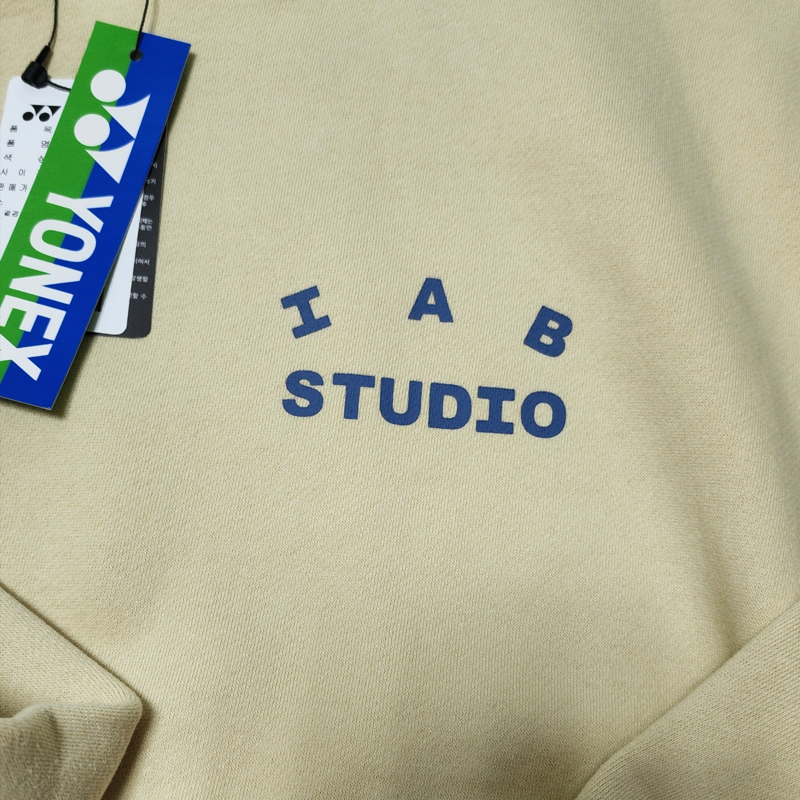 IAB Studio x Yonex Sweatshirt Reed Yellow 착용 스타일 - 2