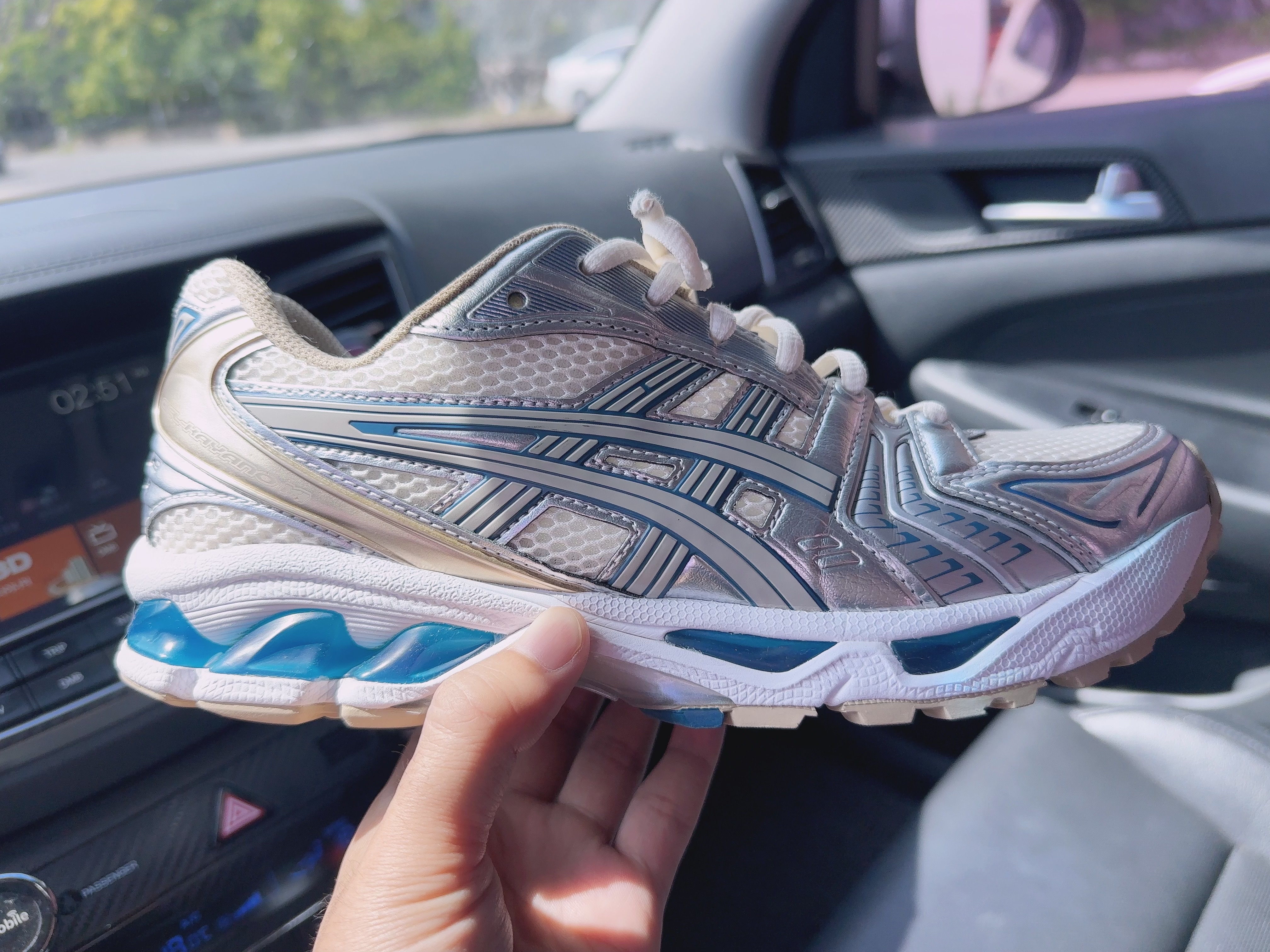 Asics Gel-Kayano 14 Cream Pure Silver 착용 스타일 - 2