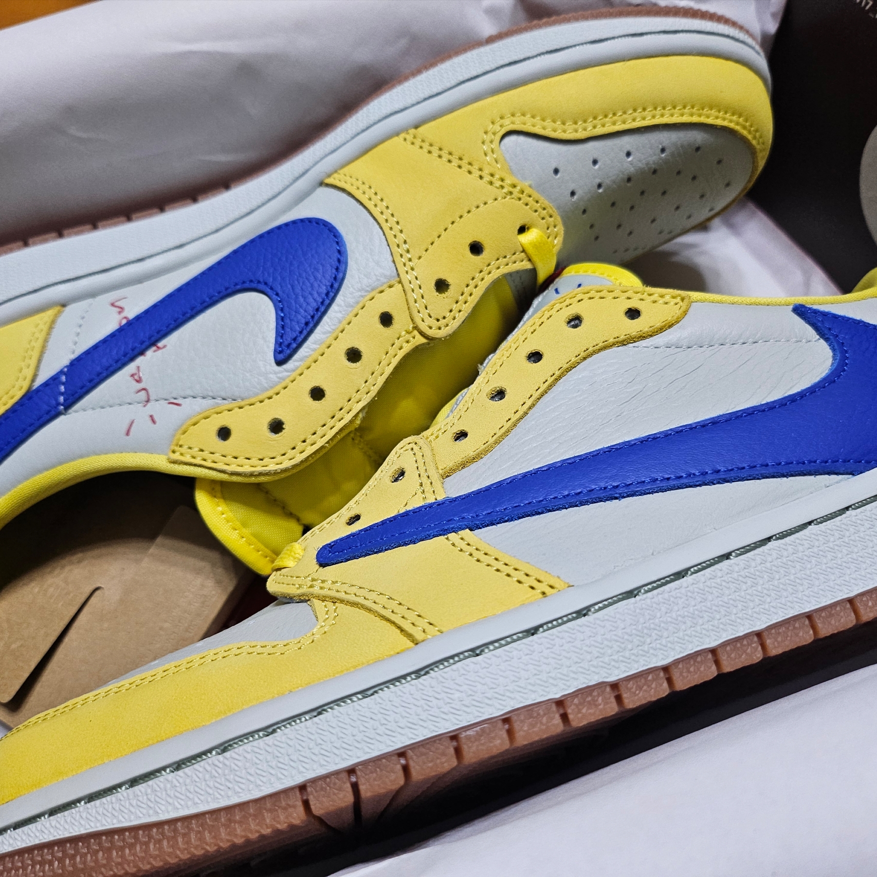 (W) Jordan 1 x Travis Scott Retro Low OG SP Canary 착용 스타일 - 2