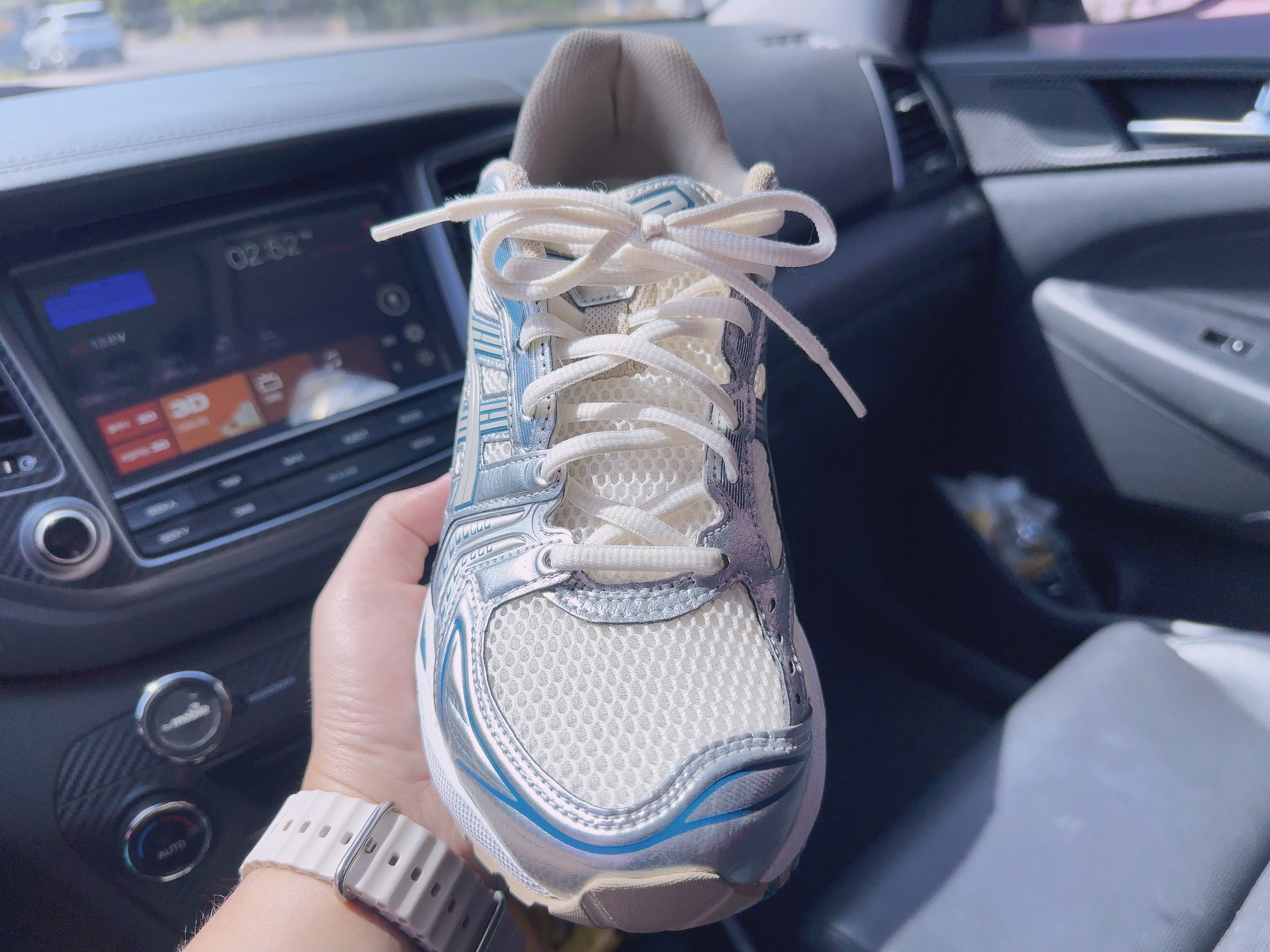 Asics Gel-Kayano 14 Cream Pure Silver 착용 스타일 - 3